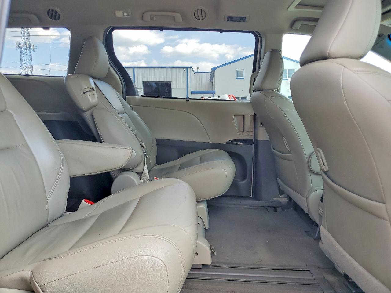 2015 Toyota Sienna Xle 8-passenger White vin: 5TDYK3DC1FS608747