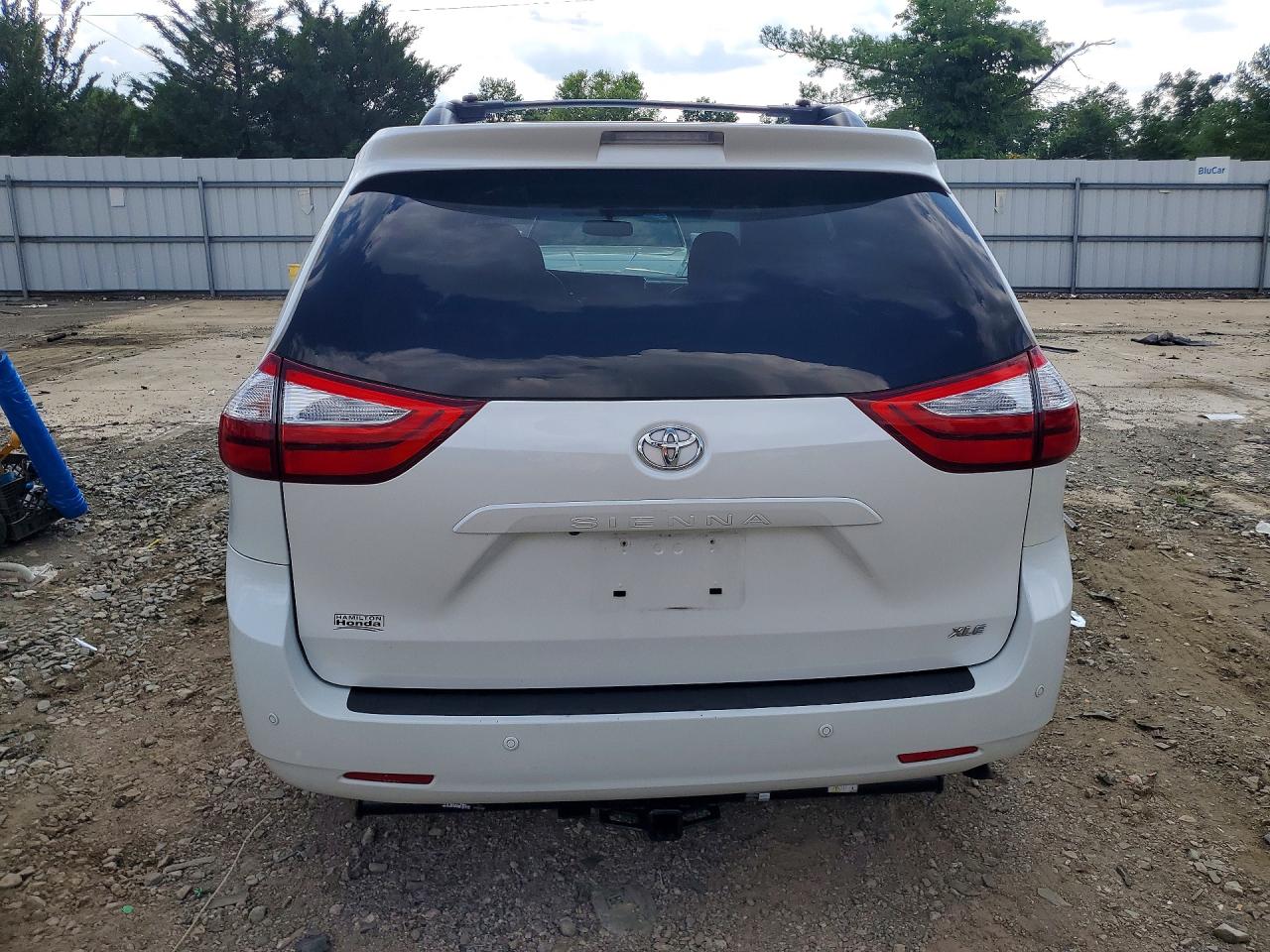 2015 Toyota Sienna Xle 8-passenger White vin: 5TDYK3DC1FS608747