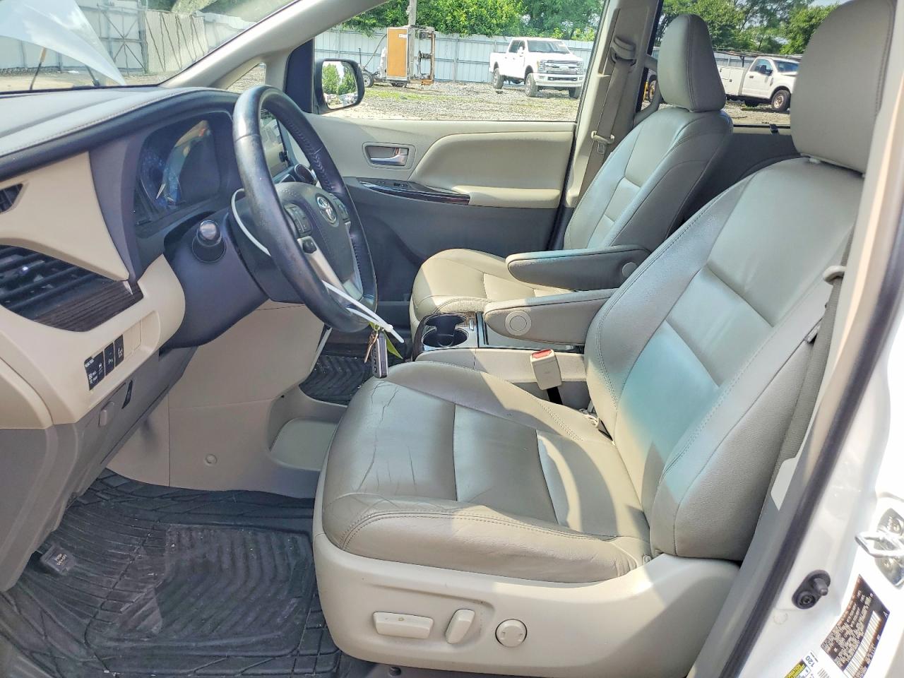 2015 Toyota Sienna Xle 8-passenger White vin: 5TDYK3DC1FS608747