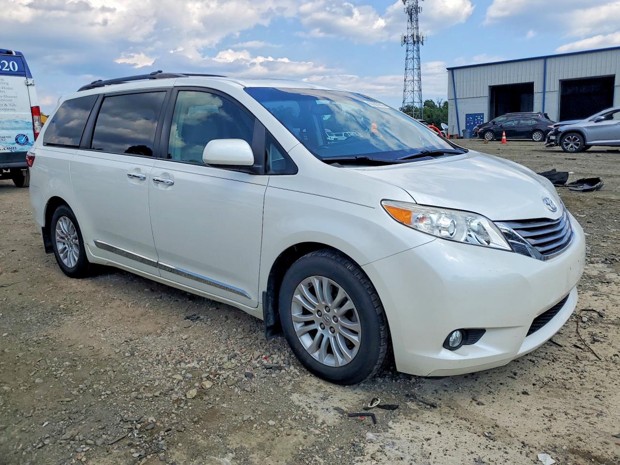 2015 Toyota Sienna Xle 8-passenger White vin: 5TDYK3DC1FS608747