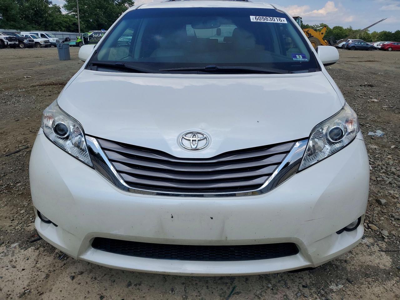 2015 Toyota Sienna Xle 8-passenger White vin: 5TDYK3DC1FS608747
