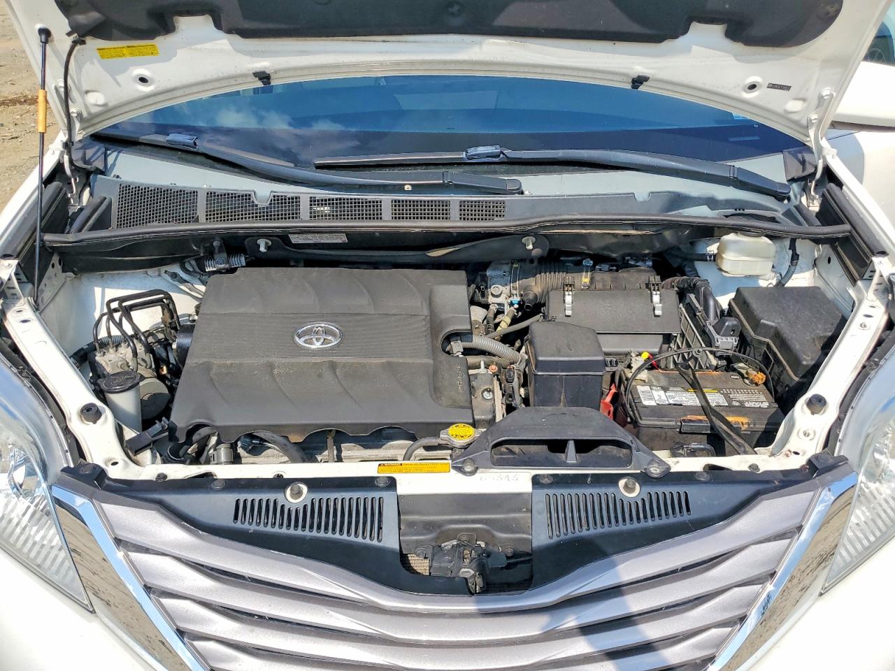 2015 Toyota Sienna Xle 8-passenger White vin: 5TDYK3DC1FS608747