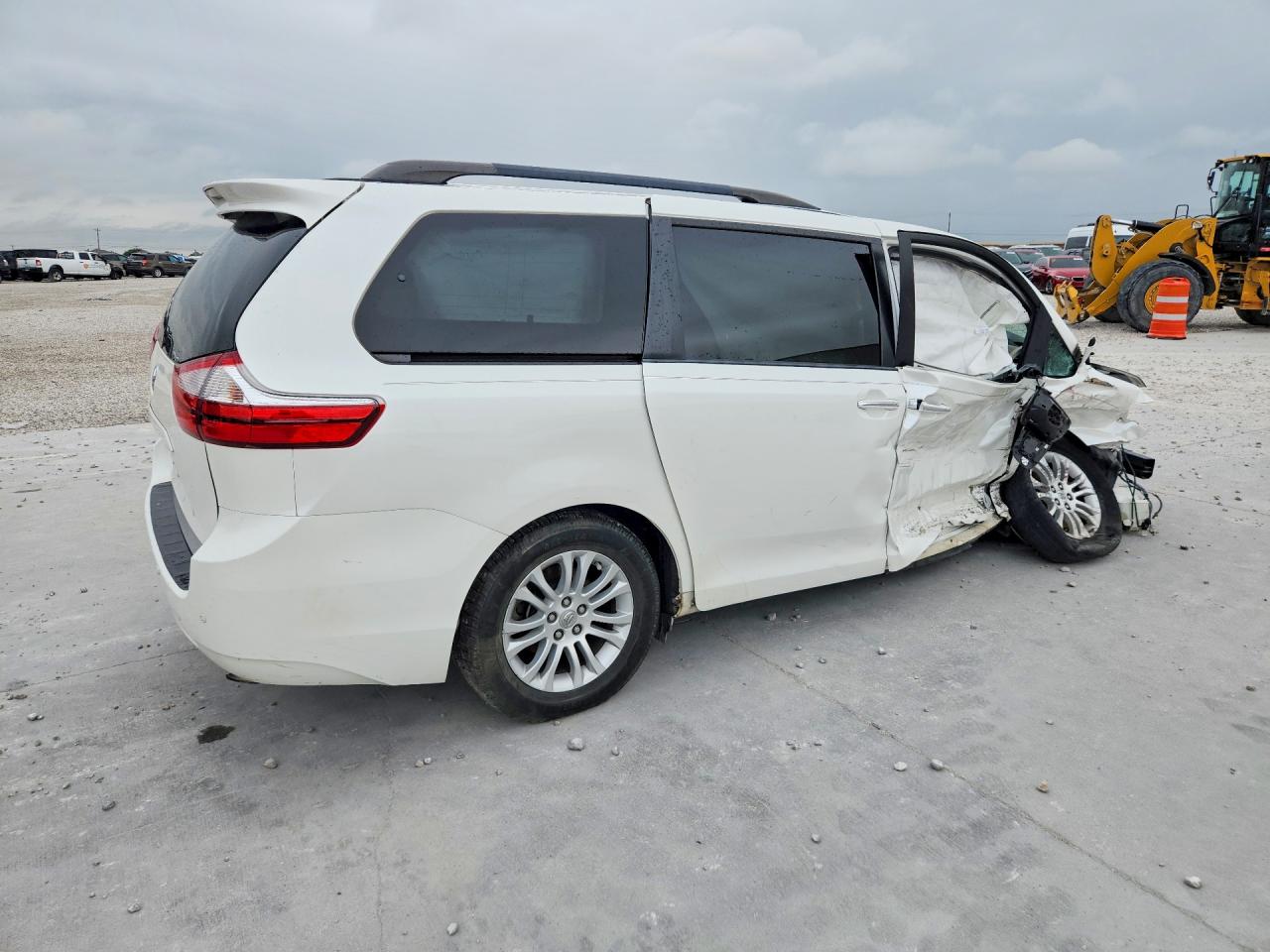 2015 Toyota Sienna Xle Premium 8-passenger White vin: 5TDYK3DC1FS609204