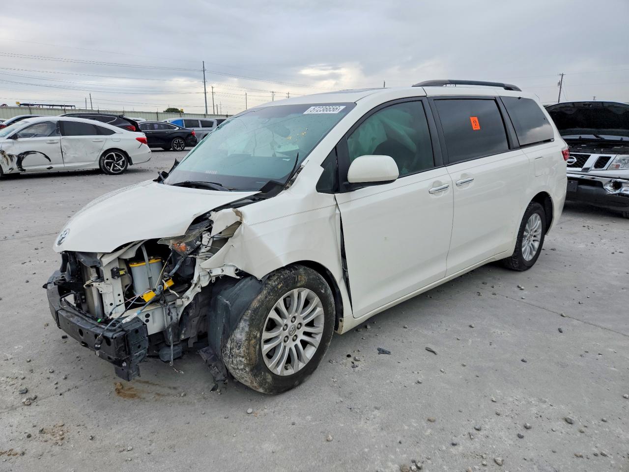 2015 Toyota Sienna Xle Premium 8-passenger White vin: 5TDYK3DC1FS609204