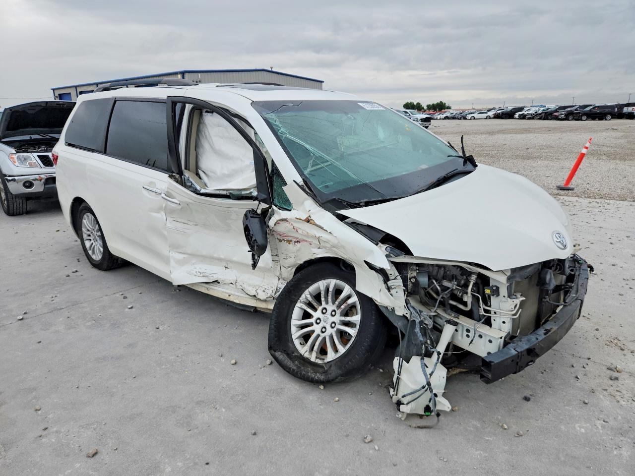 2015 Toyota Sienna Xle Premium 8-passenger White vin: 5TDYK3DC1FS609204