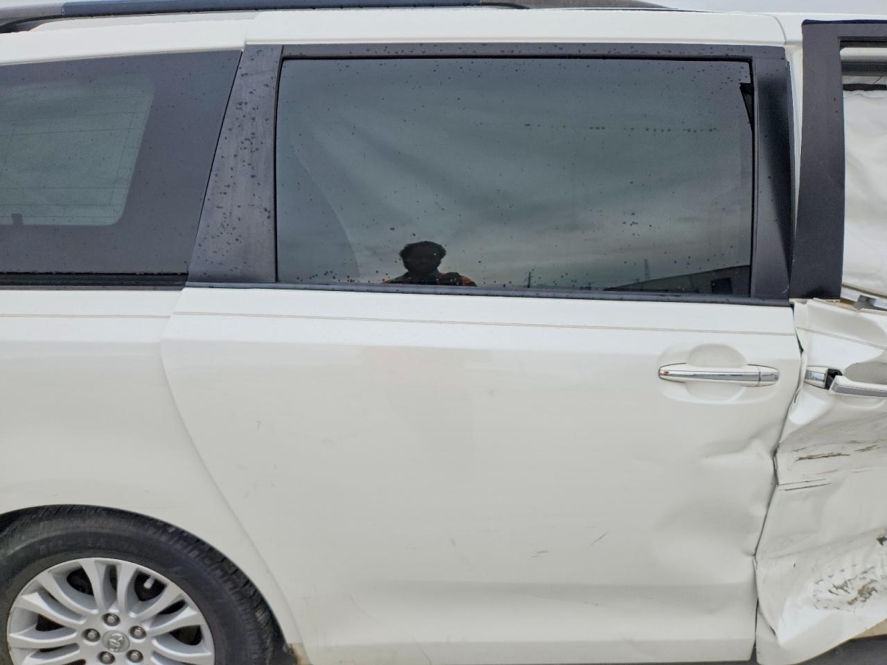 2015 Toyota Sienna Xle Premium 8-passenger White vin: 5TDYK3DC1FS609204