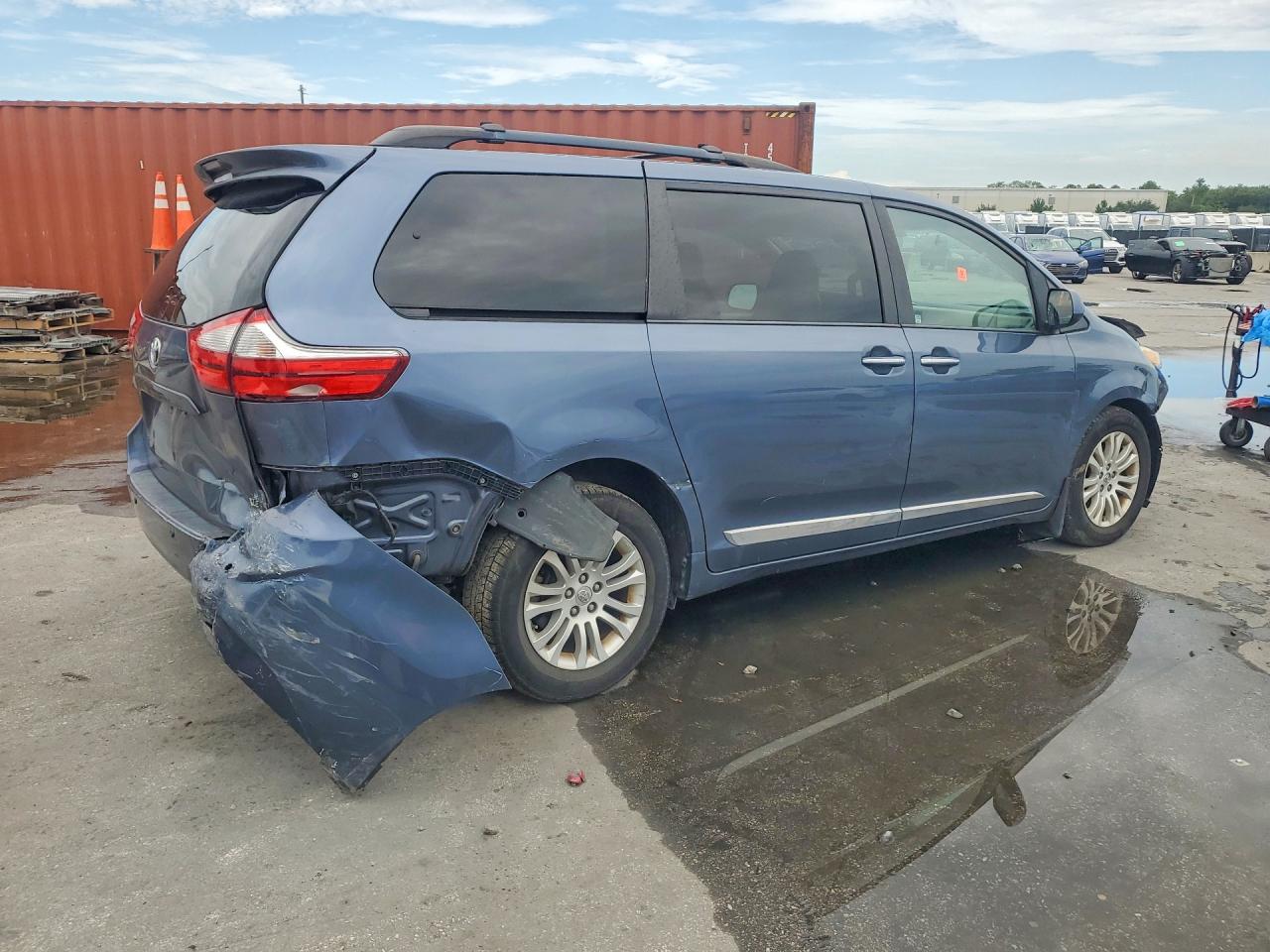 2015 Toyota Sienna Xle 8-passenger Blue vin: 5TDYK3DC1FS610529