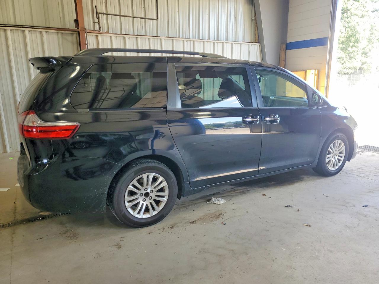 2015 Toyota Sienna Xle Premium 8-passenger Black vin: 5TDYK3DC1FS617626