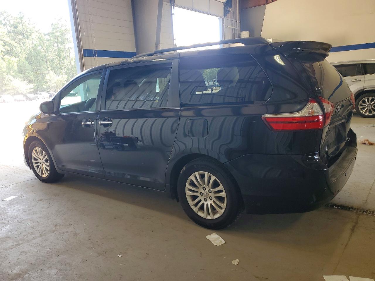 2015 Toyota Sienna Xle Premium 8-passenger Black vin: 5TDYK3DC1FS617626