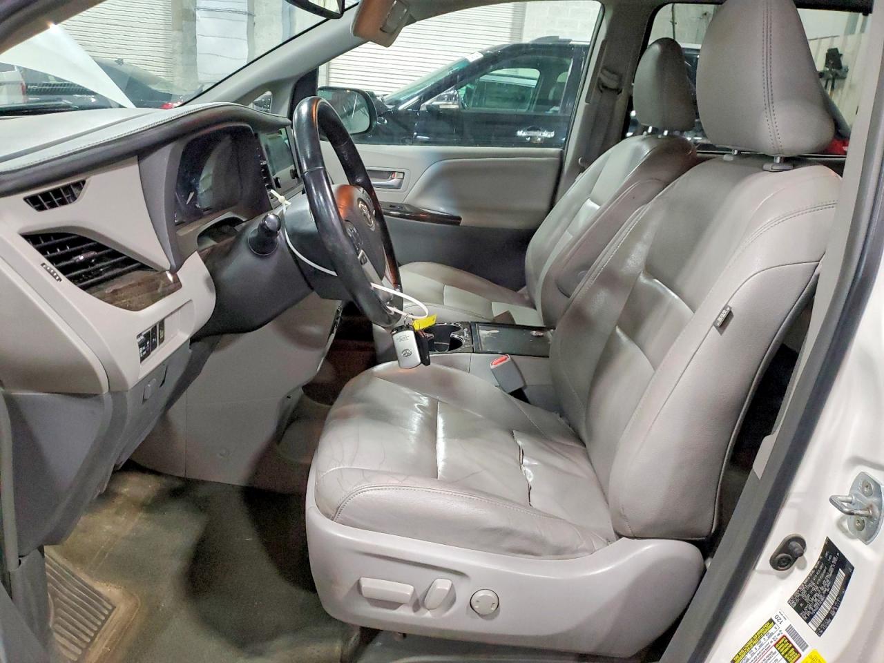 2015 Toyota Sienna Xle 8-passenger White vin: 5TDYK3DC1FS618842