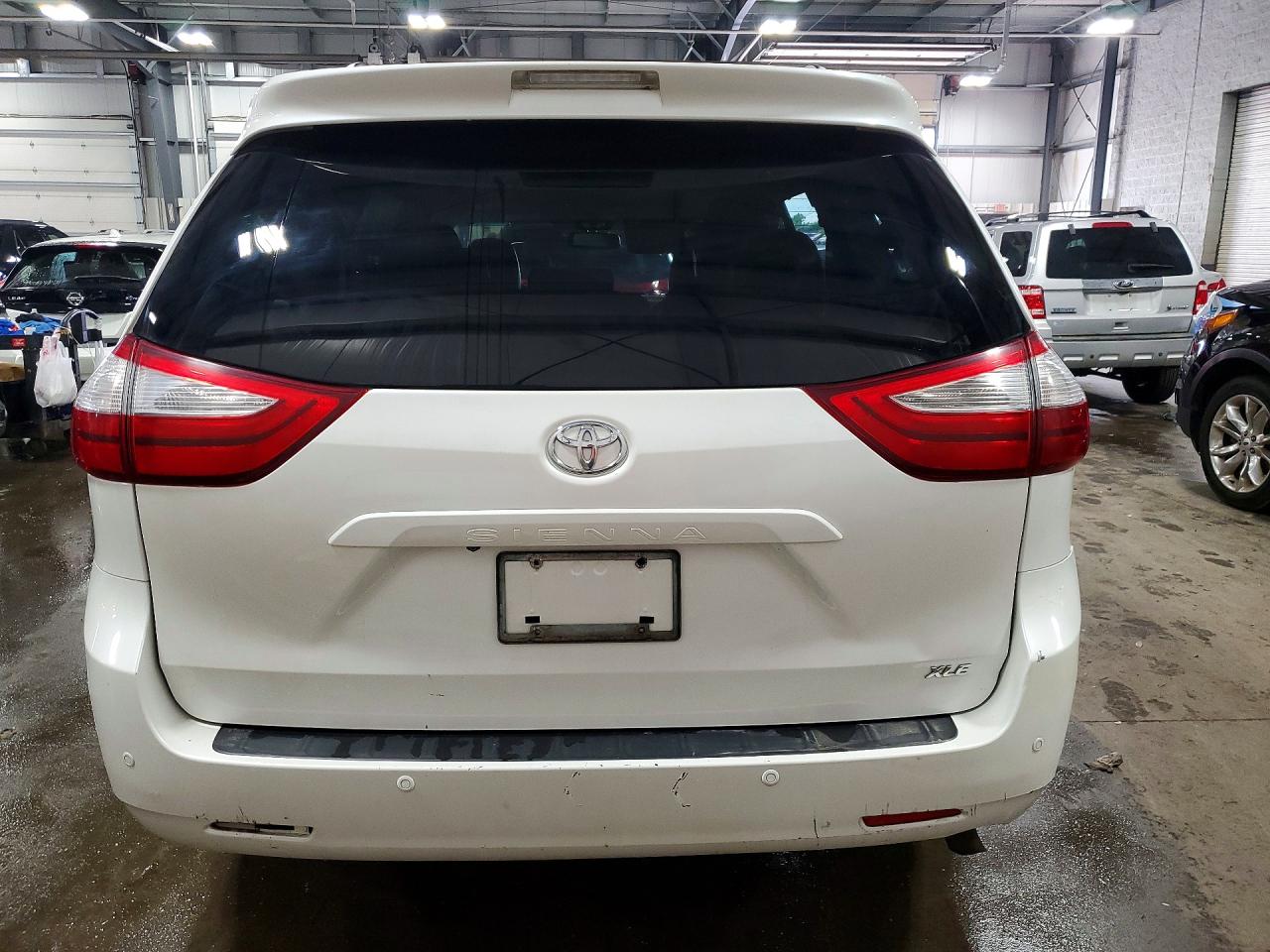 2015 Toyota Sienna Xle 8-passenger White vin: 5TDYK3DC1FS618842