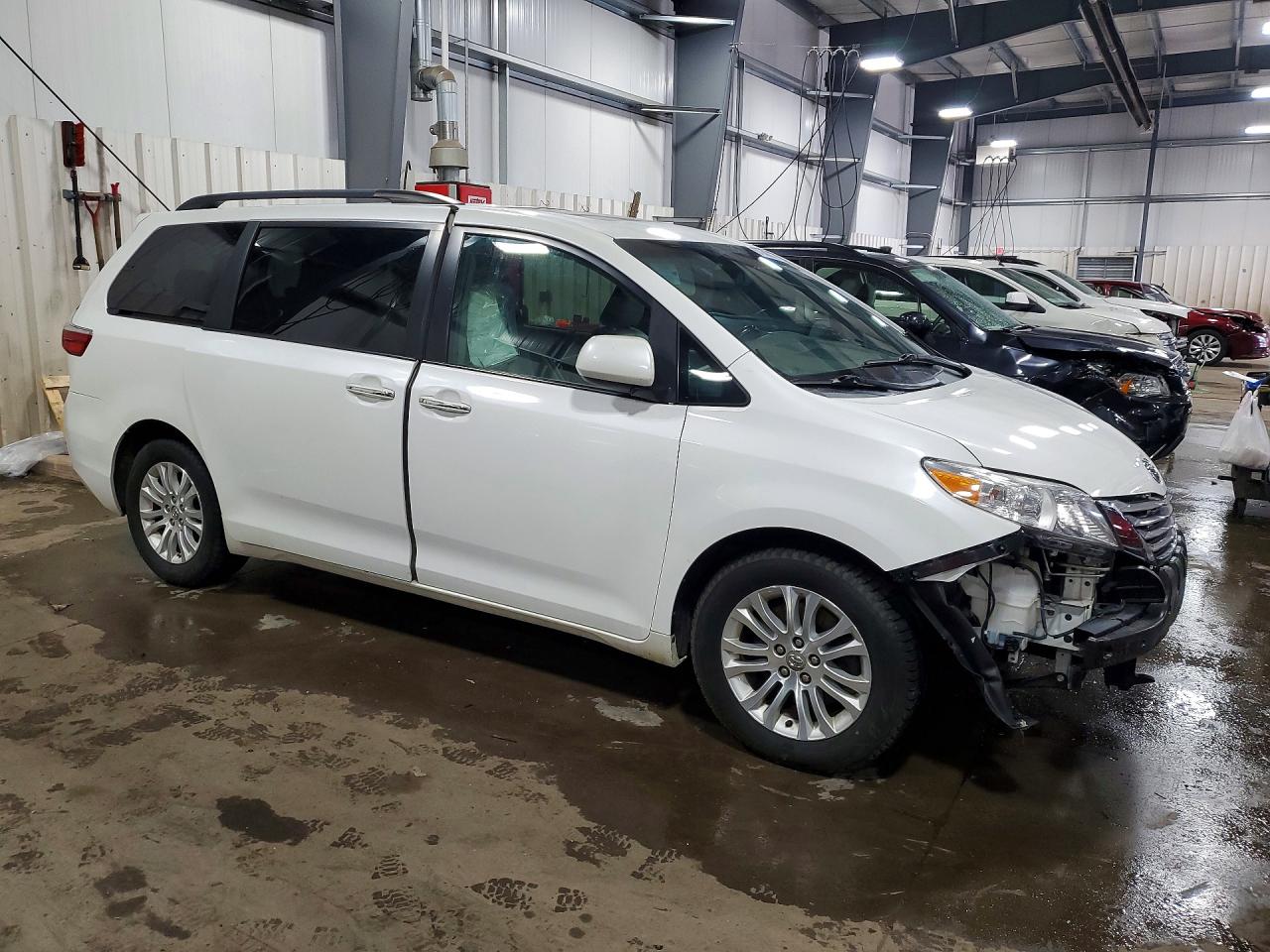2015 Toyota Sienna Xle 8-passenger White vin: 5TDYK3DC1FS618842