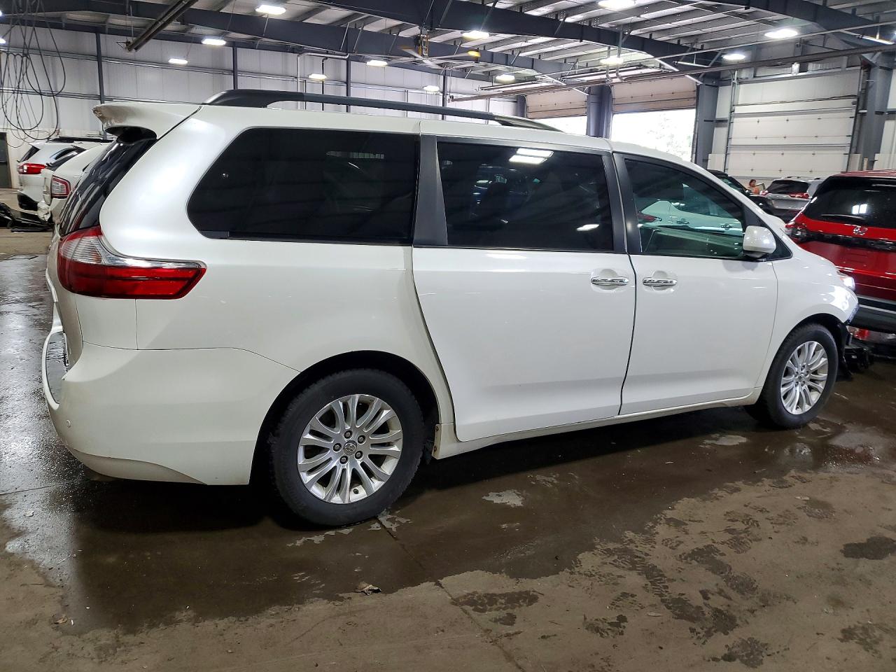 2015 Toyota Sienna Xle 8-passenger White vin: 5TDYK3DC1FS618842