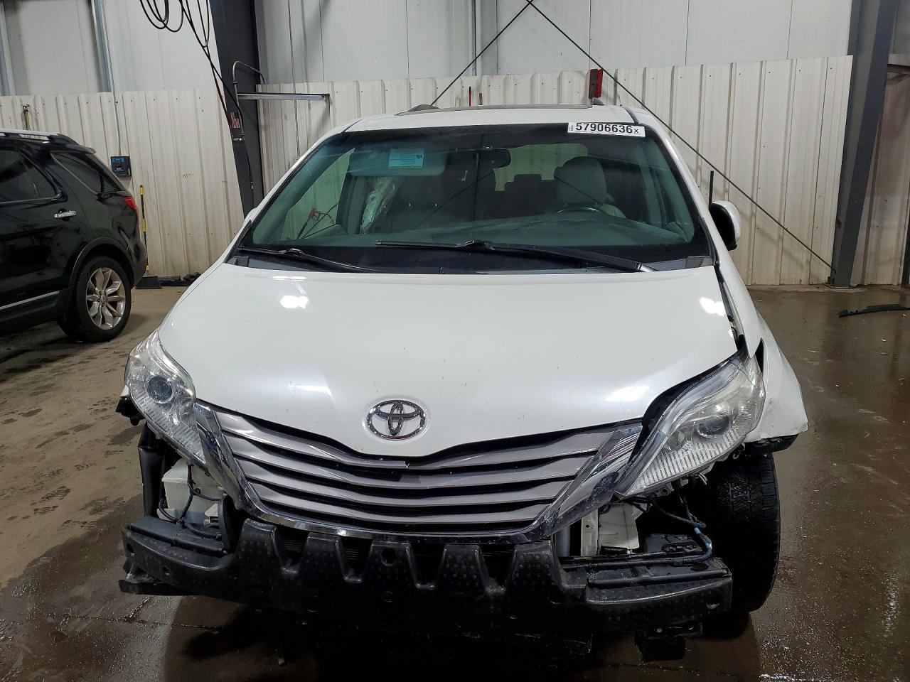 2015 Toyota Sienna Xle 8-passenger White vin: 5TDYK3DC1FS618842