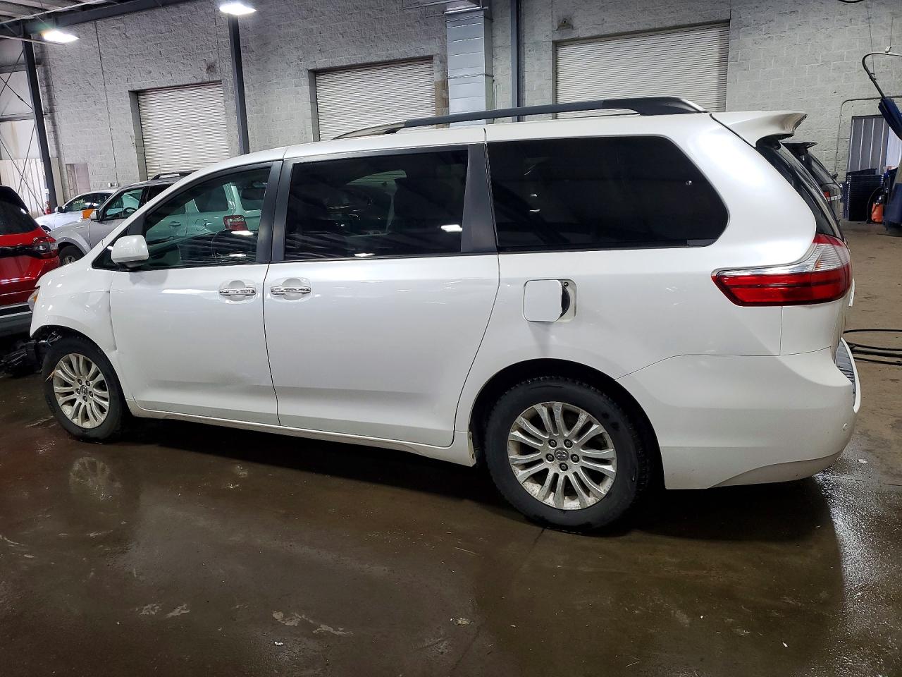 2015 Toyota Sienna Xle 8-passenger White vin: 5TDYK3DC1FS618842