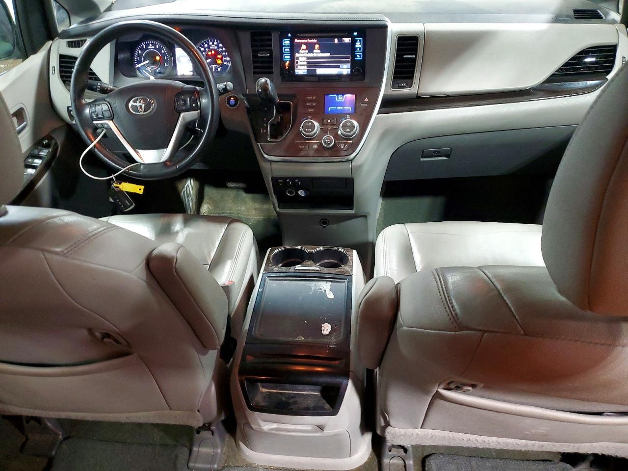 2015 Toyota Sienna Xle 8-passenger White vin: 5TDYK3DC1FS618842