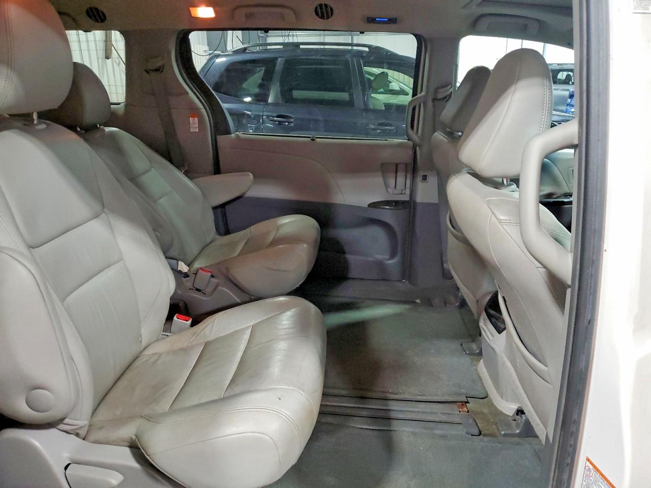 2015 Toyota Sienna Xle 8-passenger White vin: 5TDYK3DC1FS618842
