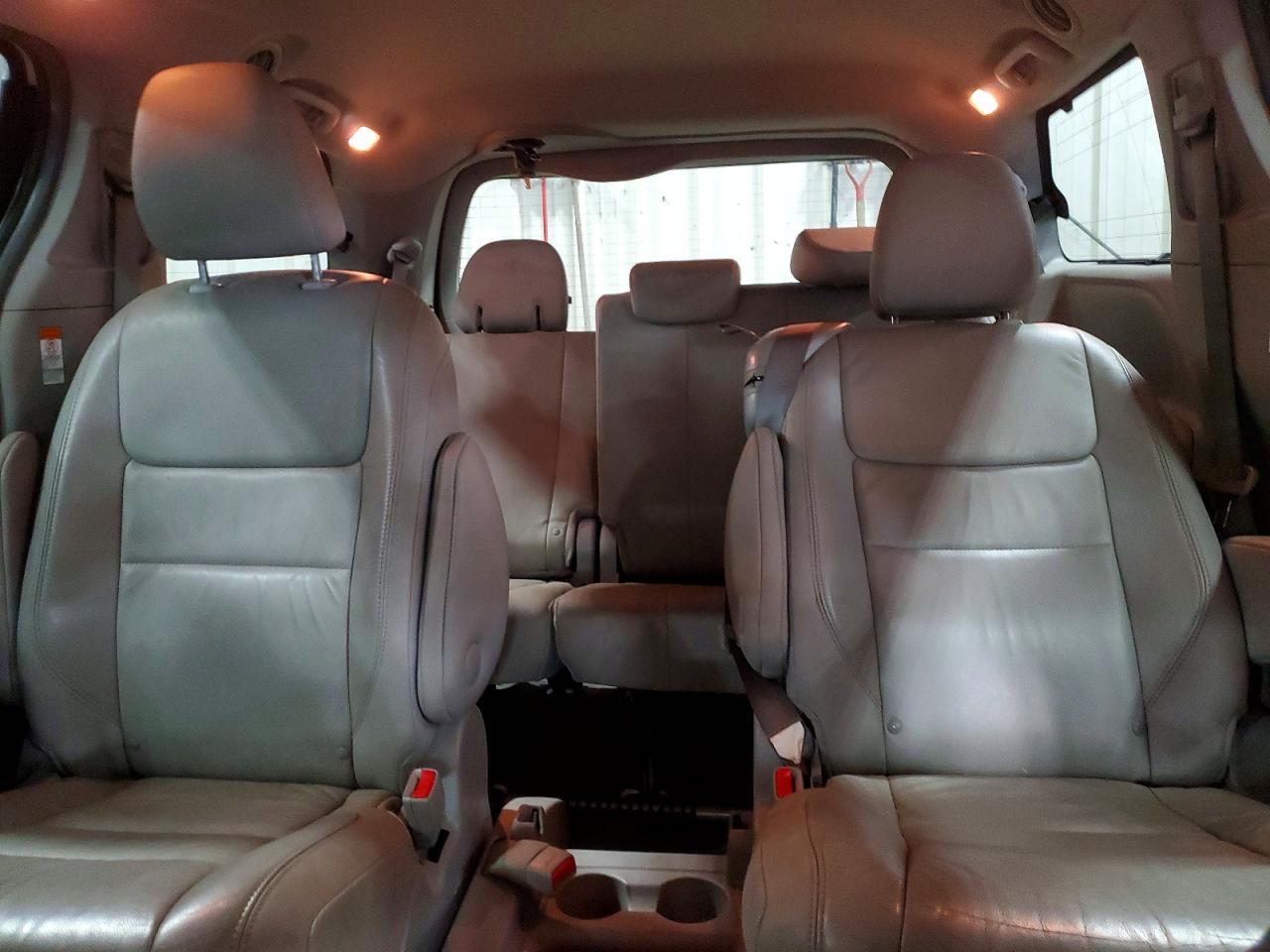 2015 Toyota Sienna Xle 8-passenger White vin: 5TDYK3DC1FS618842
