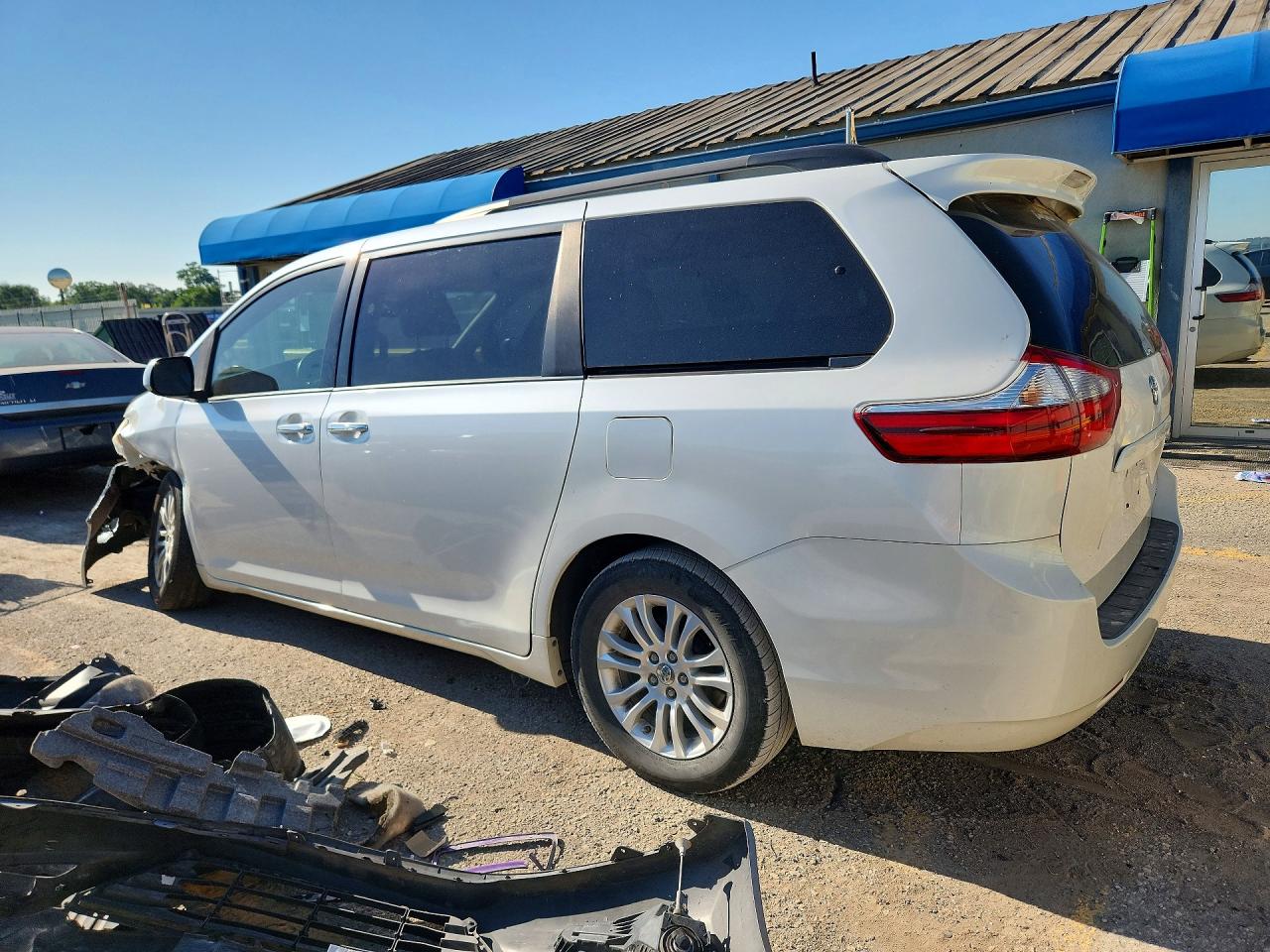 2015 Toyota Sienna Xle 8-passenger White vin: 5TDYK3DC1FS622115
