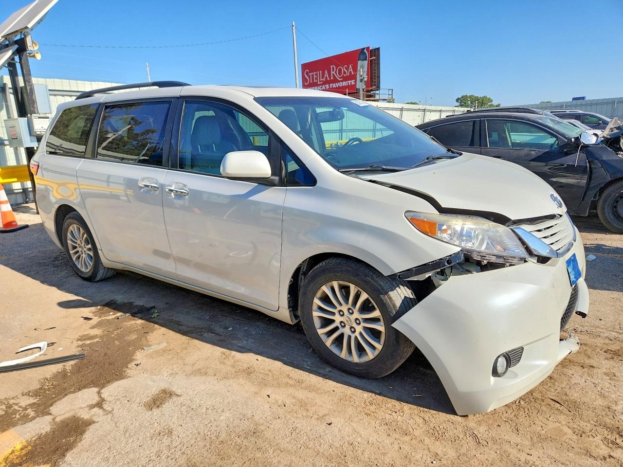 2015 Toyota Sienna Xle 8-passenger White vin: 5TDYK3DC1FS622115