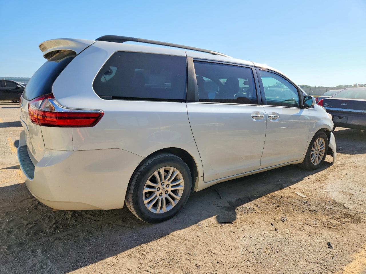 2015 Toyota Sienna Xle 8-passenger White vin: 5TDYK3DC1FS622115