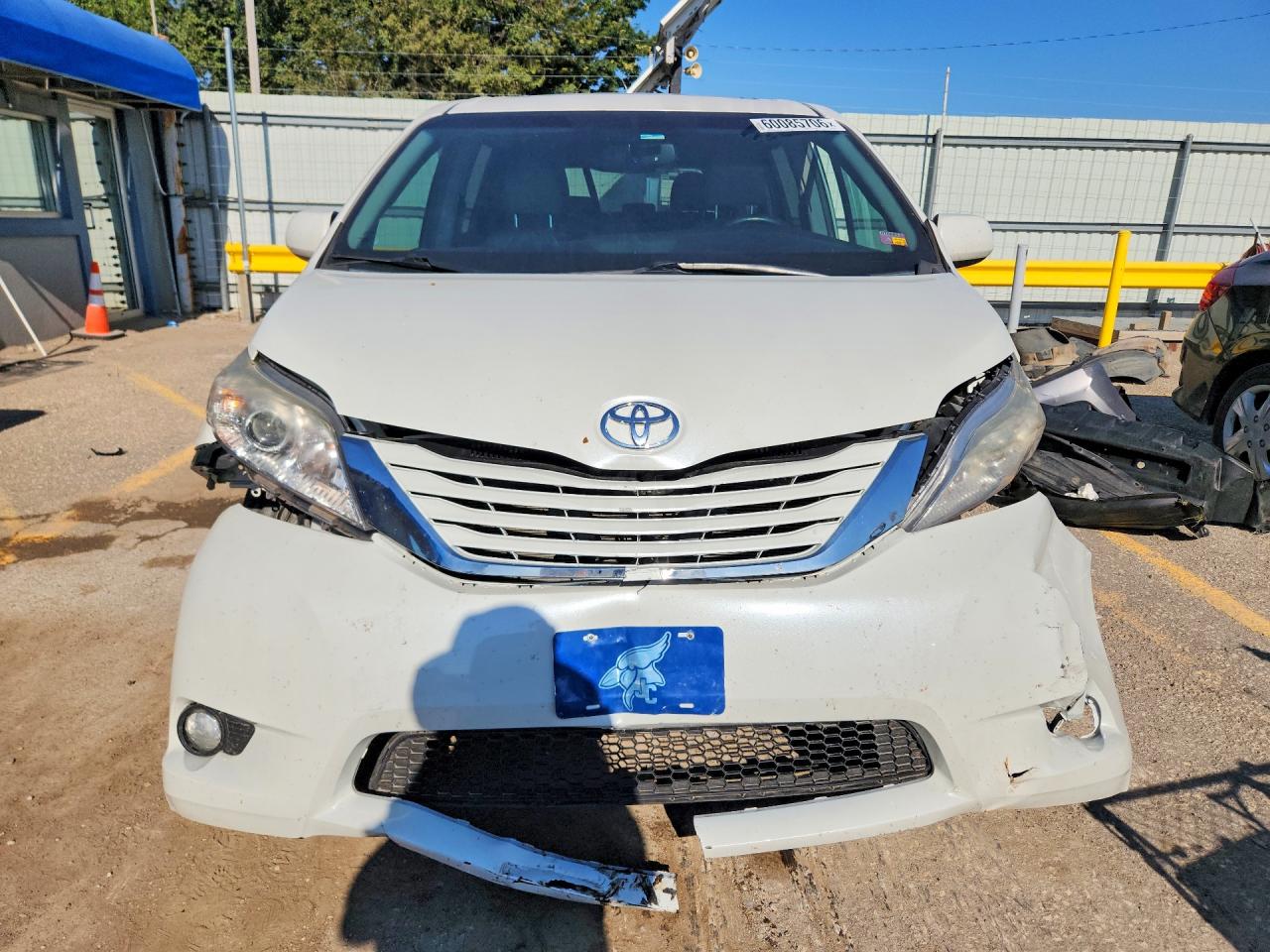 2015 Toyota Sienna Xle 8-passenger White vin: 5TDYK3DC1FS622115
