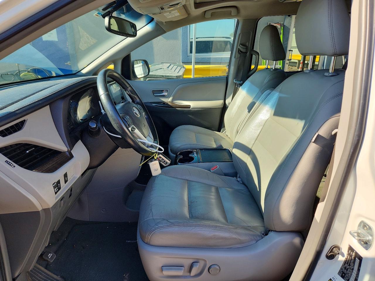 2015 Toyota Sienna Xle 8-passenger White vin: 5TDYK3DC1FS622115