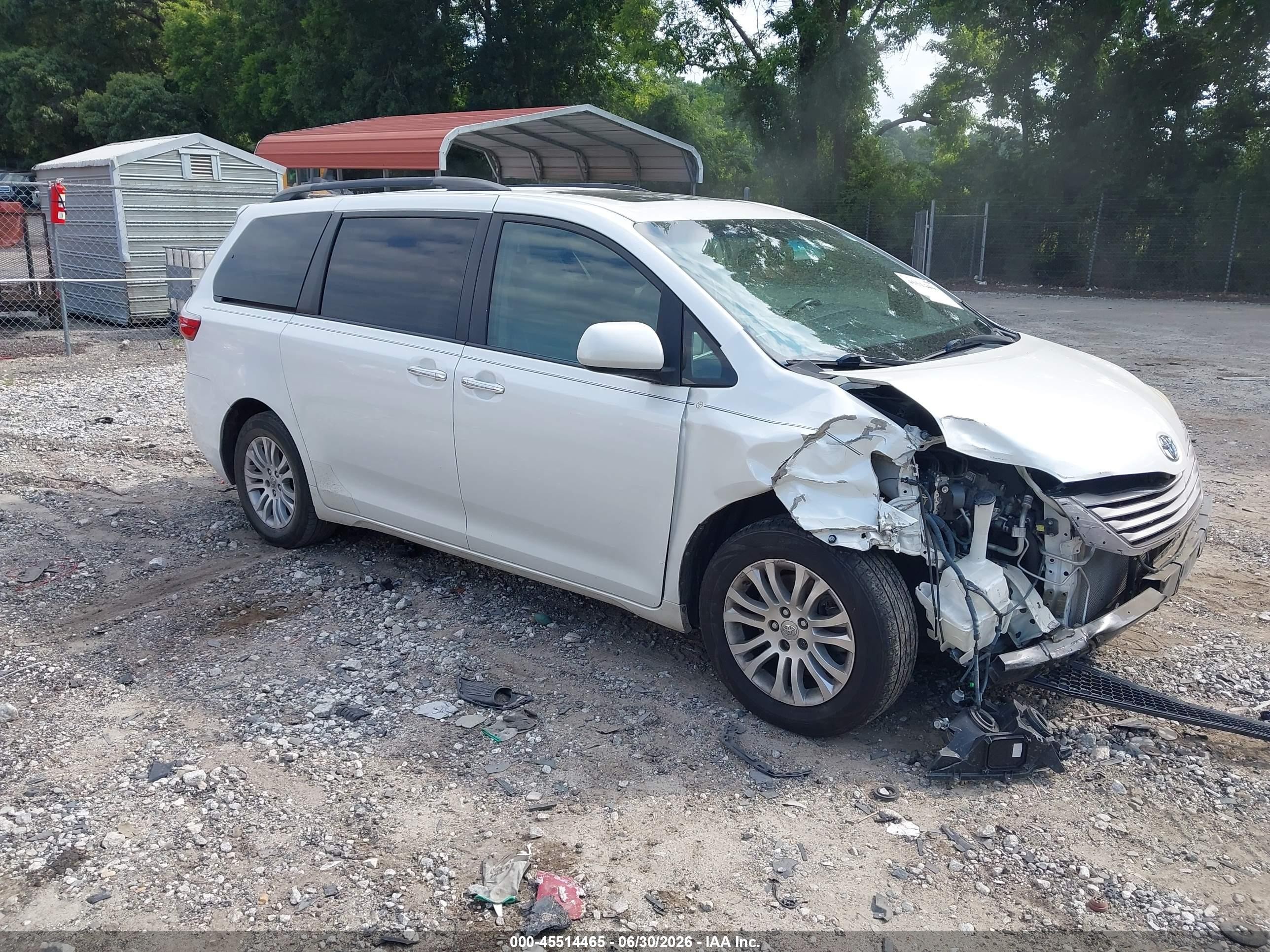 2015 Toyota Sienna Xle 8 Passenger White vin: 5TDYK3DC1FS627377