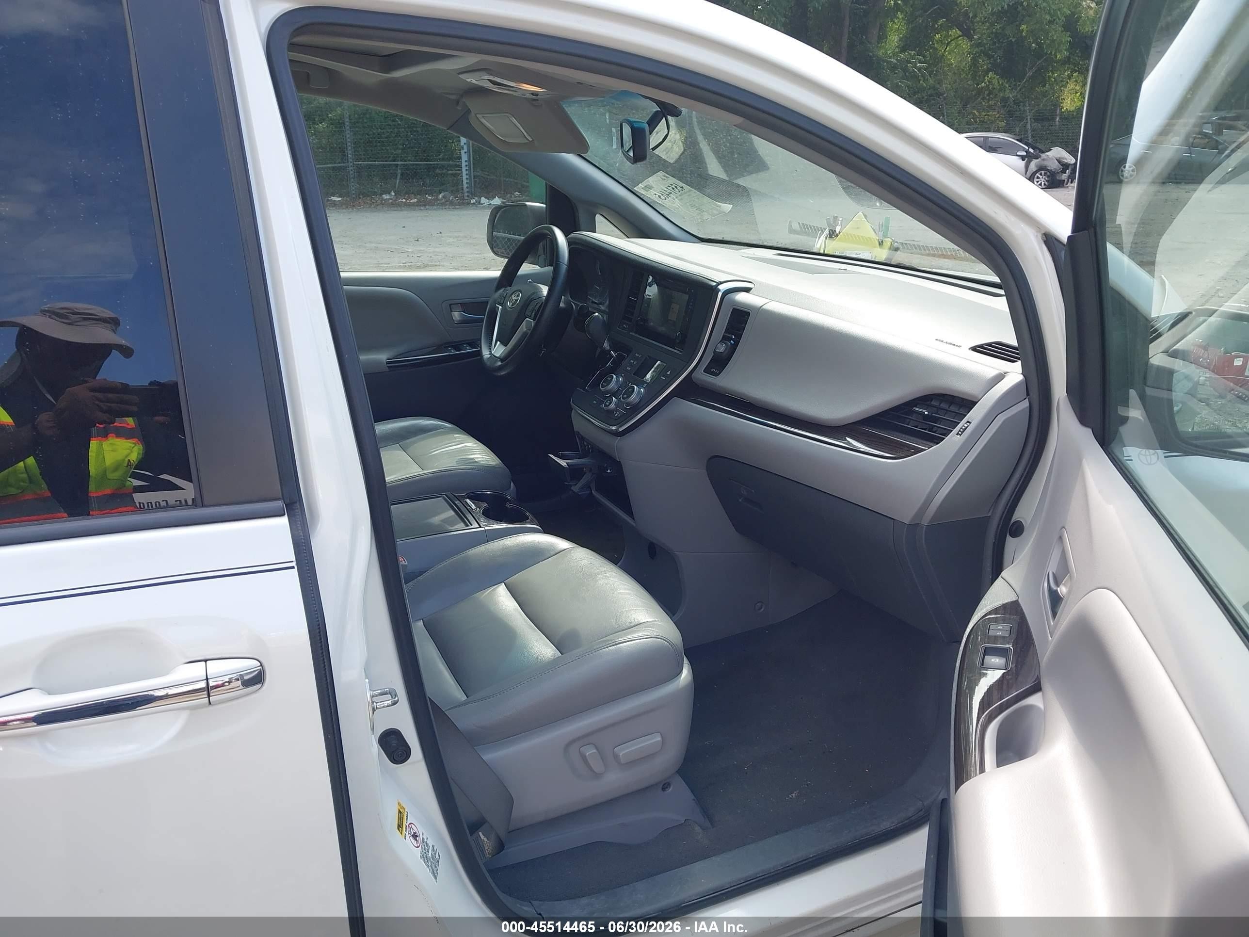 2015 Toyota Sienna Xle 8 Passenger White vin: 5TDYK3DC1FS627377