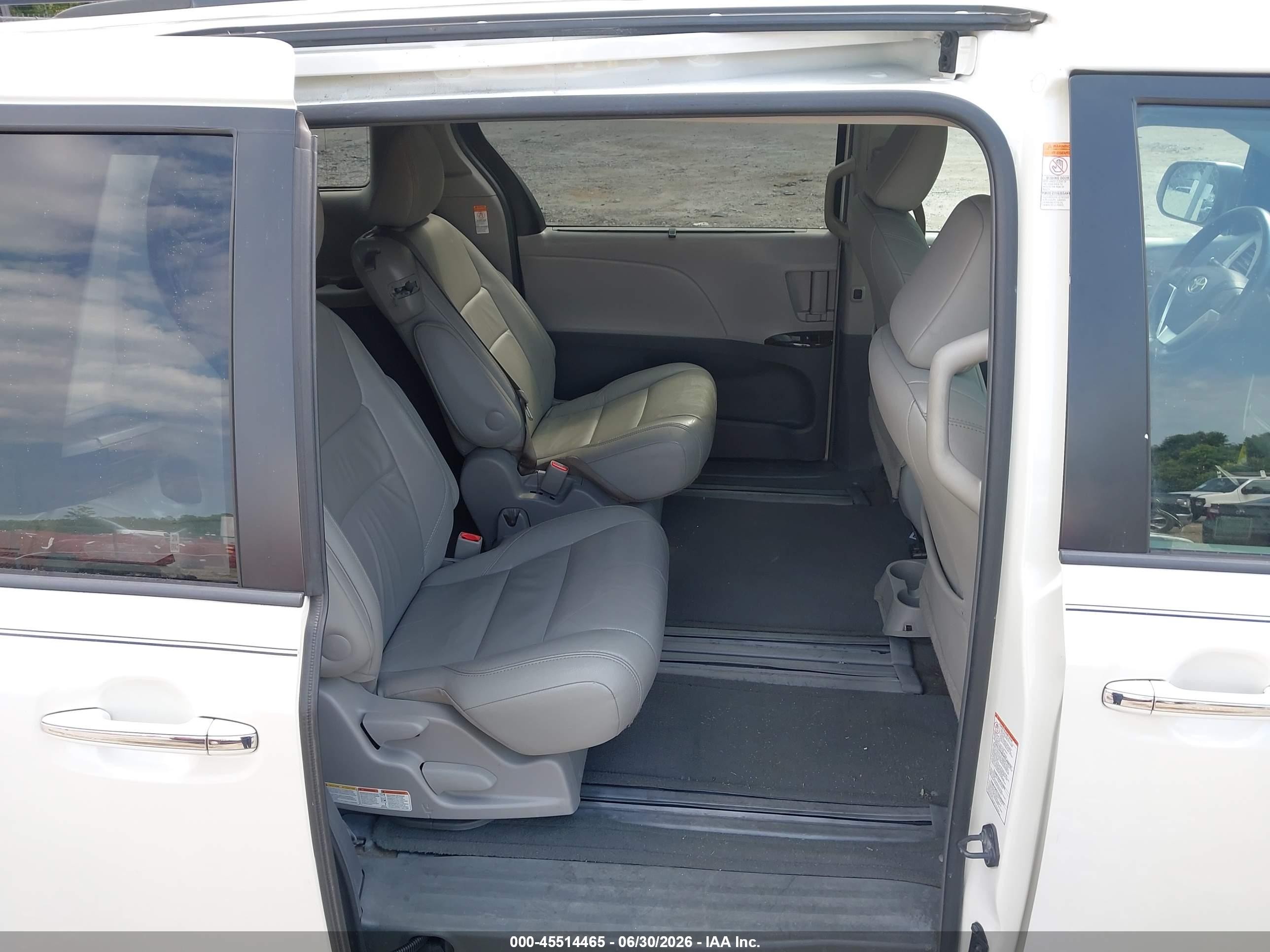 2015 Toyota Sienna Xle 8 Passenger White vin: 5TDYK3DC1FS627377