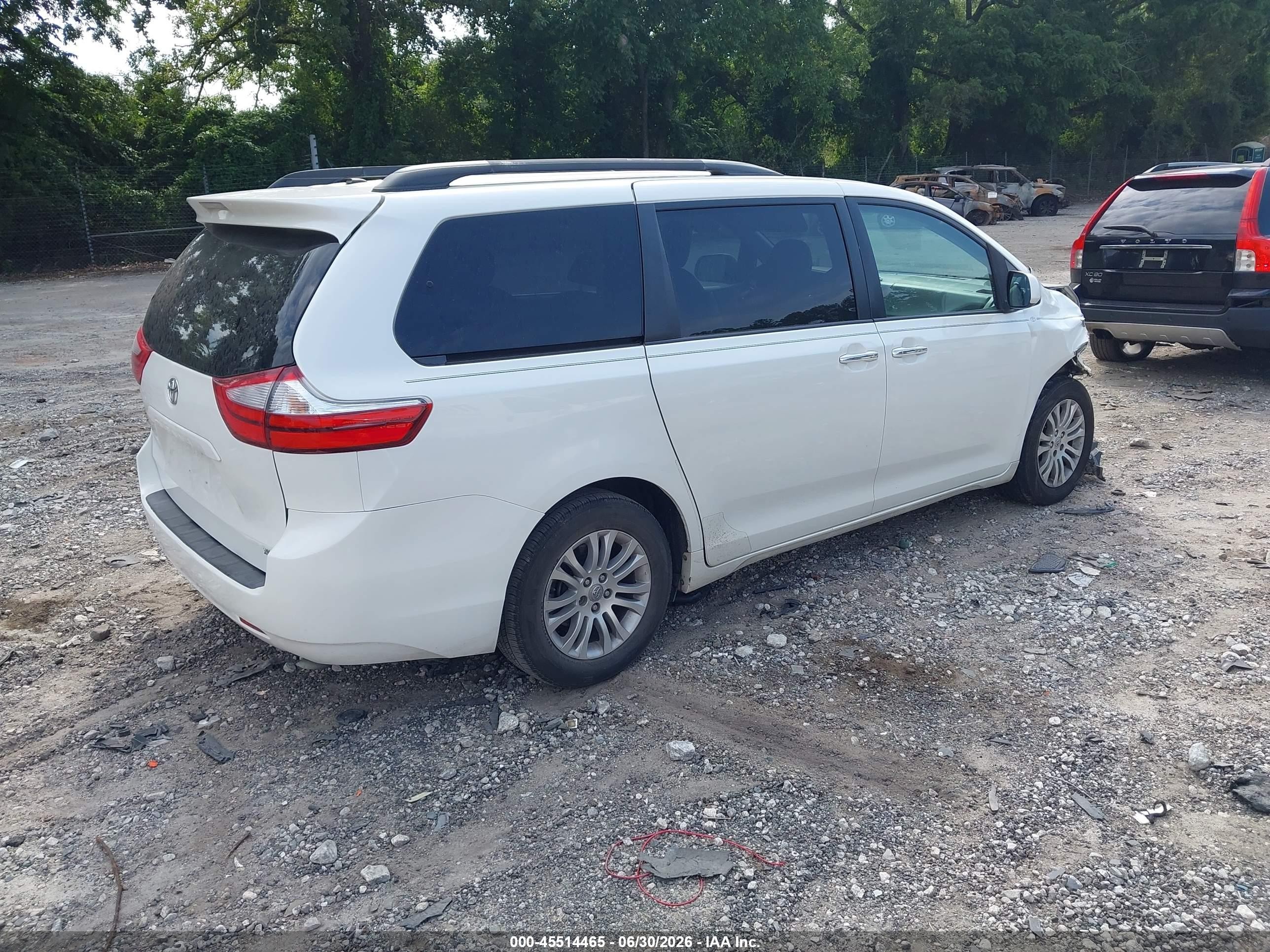 2015 Toyota Sienna Xle 8 Passenger White vin: 5TDYK3DC1FS627377