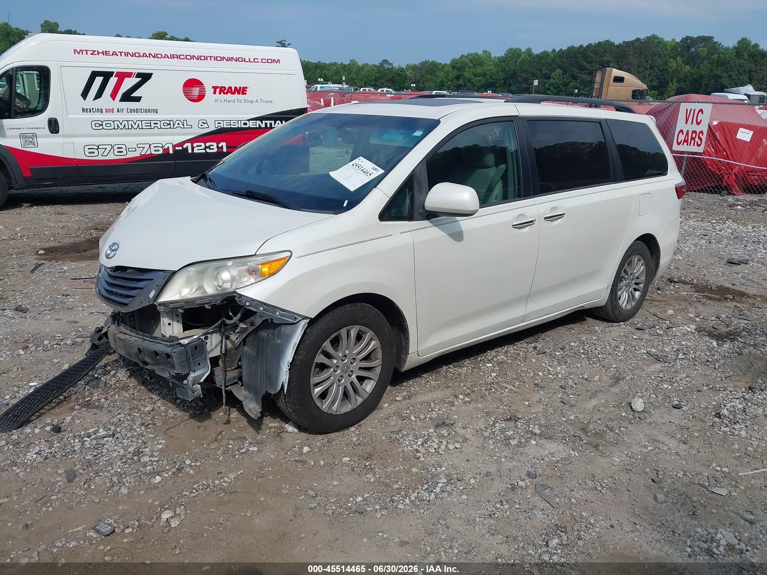 2015 Toyota Sienna Xle 8 Passenger White vin: 5TDYK3DC1FS627377