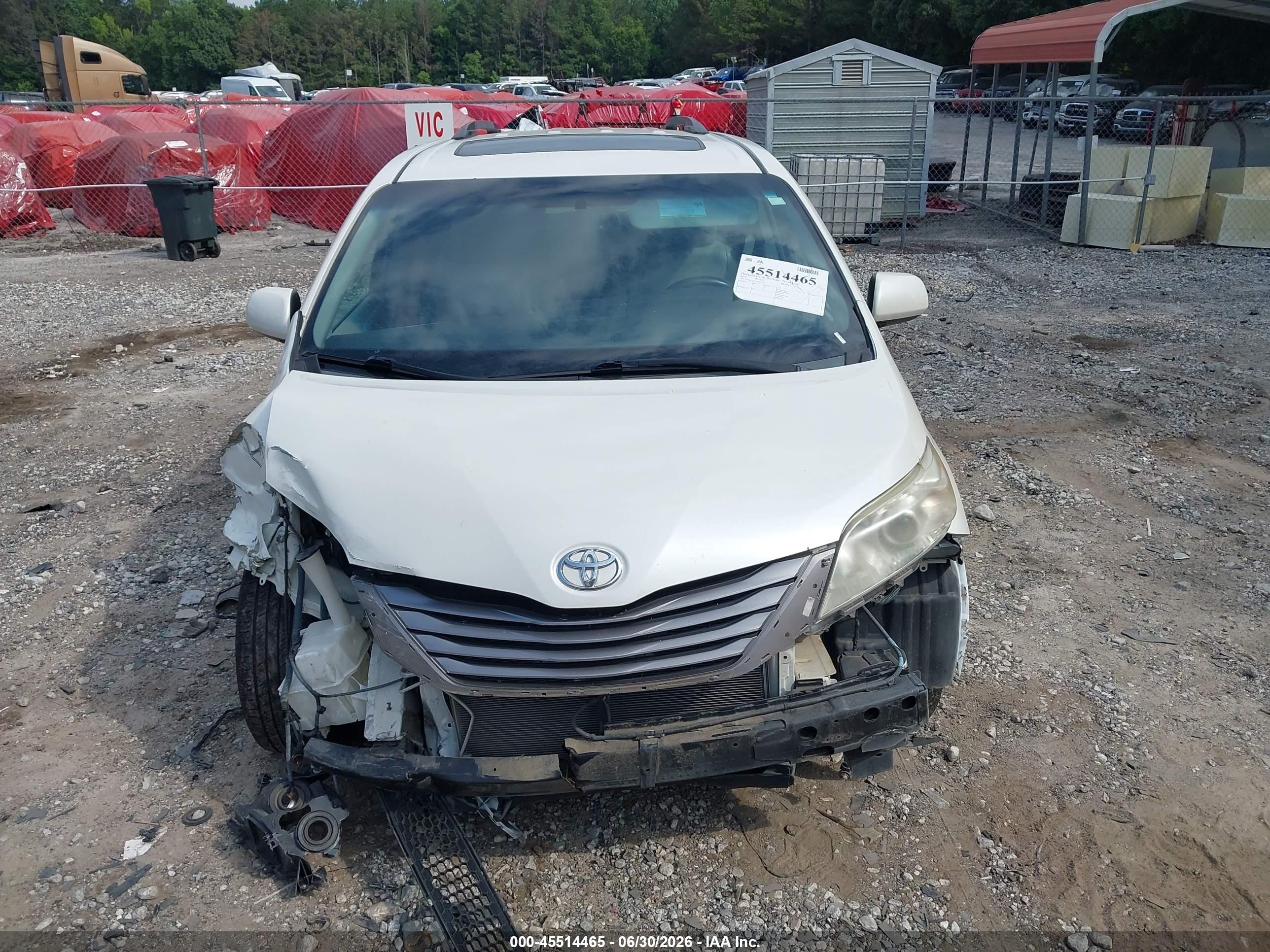 2015 Toyota Sienna Xle 8 Passenger White vin: 5TDYK3DC1FS627377