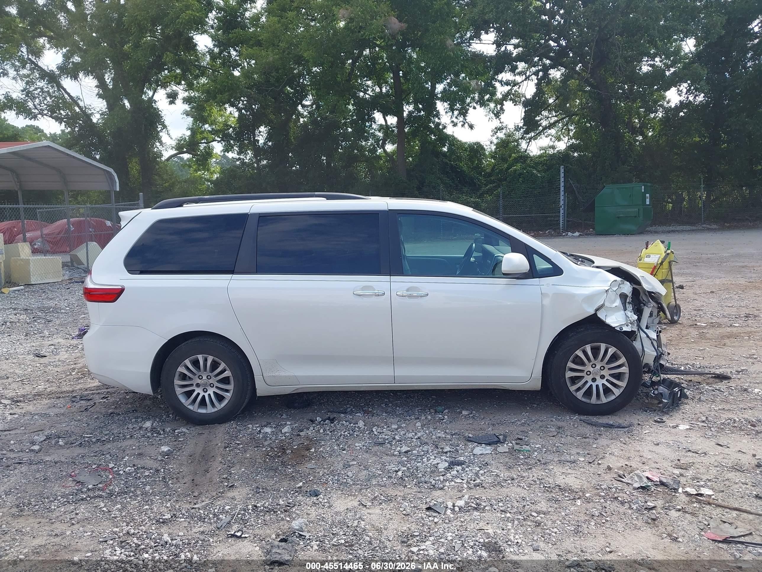 2015 Toyota Sienna Xle 8 Passenger White vin: 5TDYK3DC1FS627377
