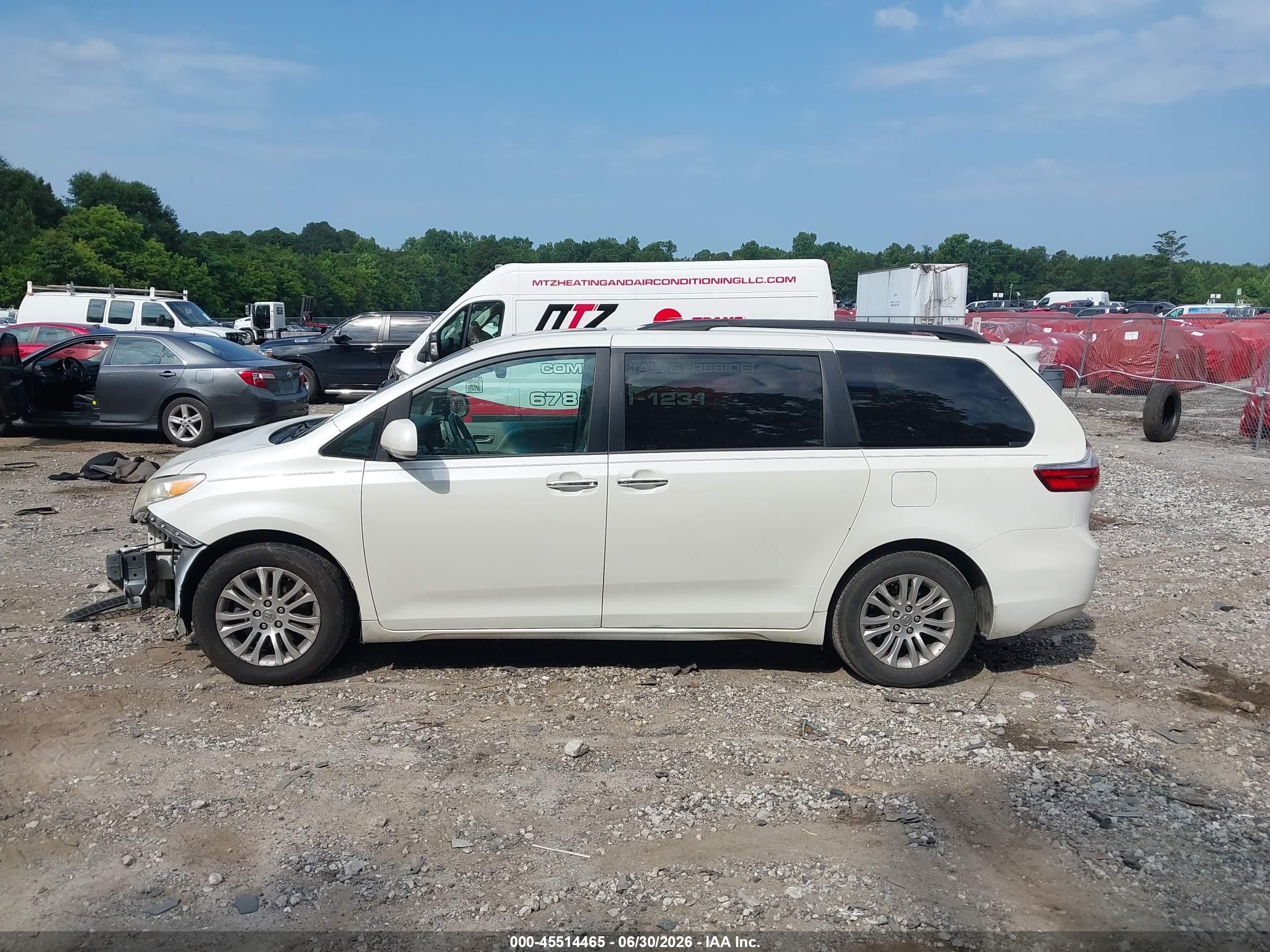 2015 Toyota Sienna Xle 8 Passenger White vin: 5TDYK3DC1FS627377