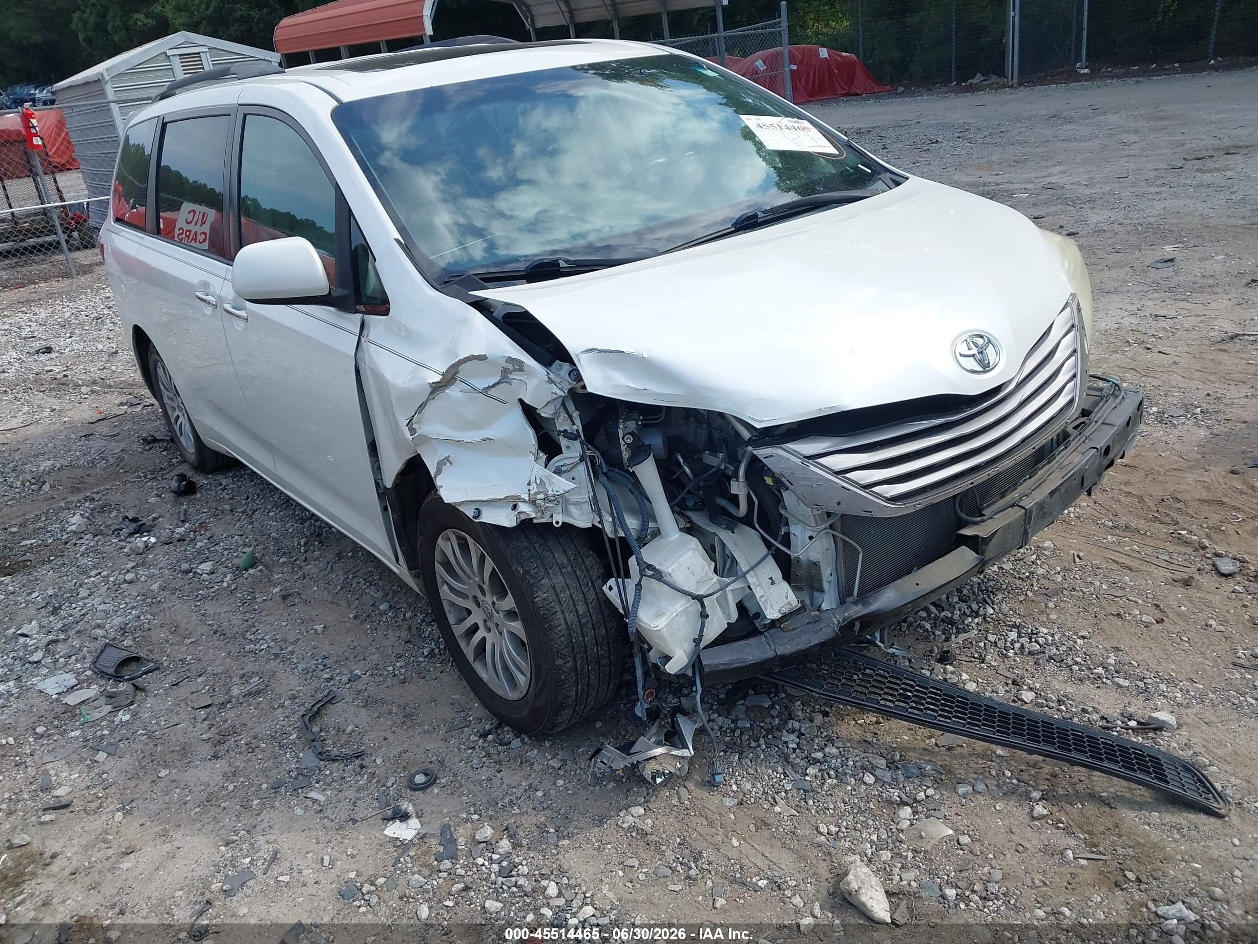 2015 Toyota Sienna Xle 8 Passenger White vin: 5TDYK3DC1FS627377