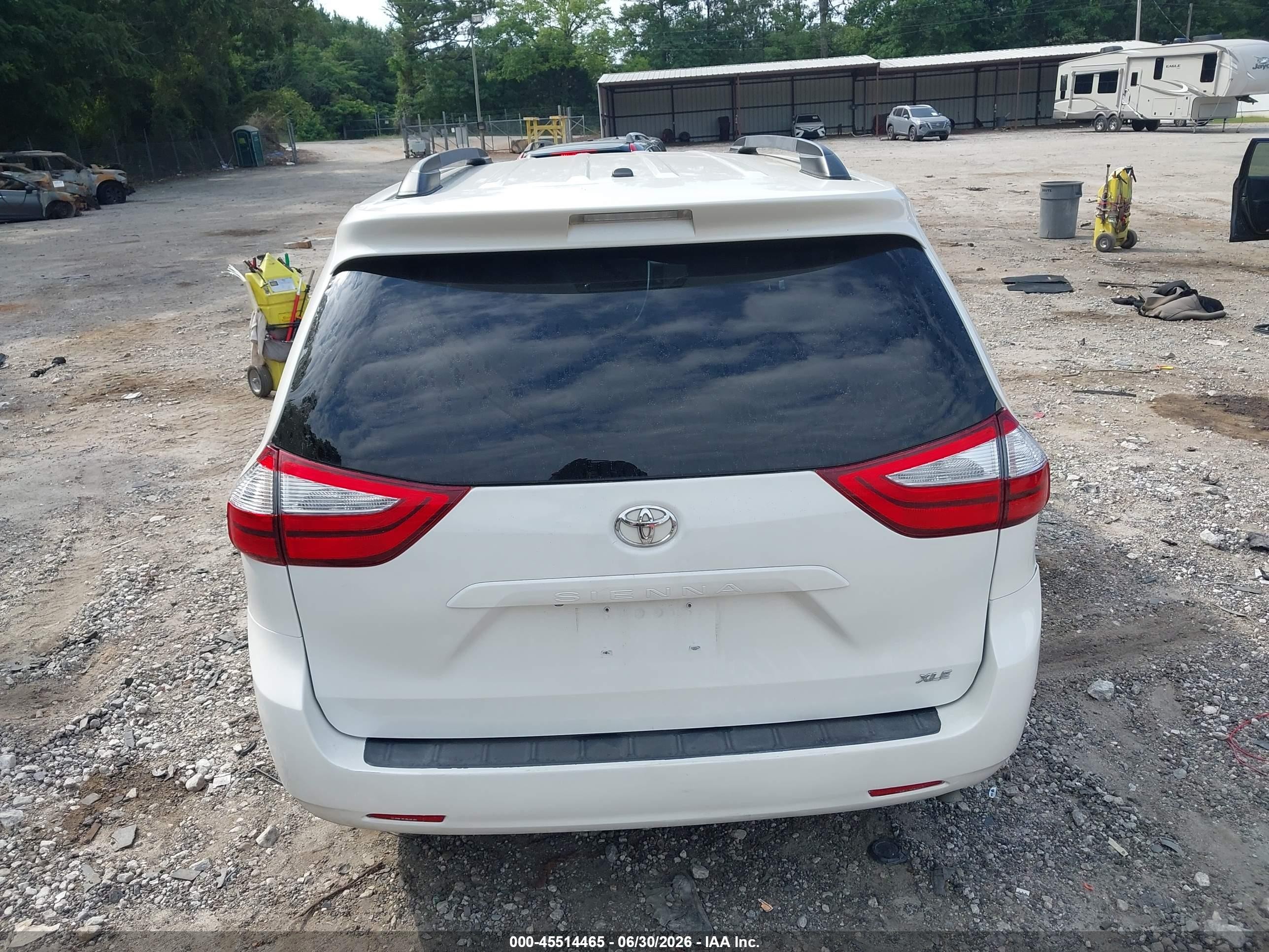2015 Toyota Sienna Xle 8 Passenger White vin: 5TDYK3DC1FS627377