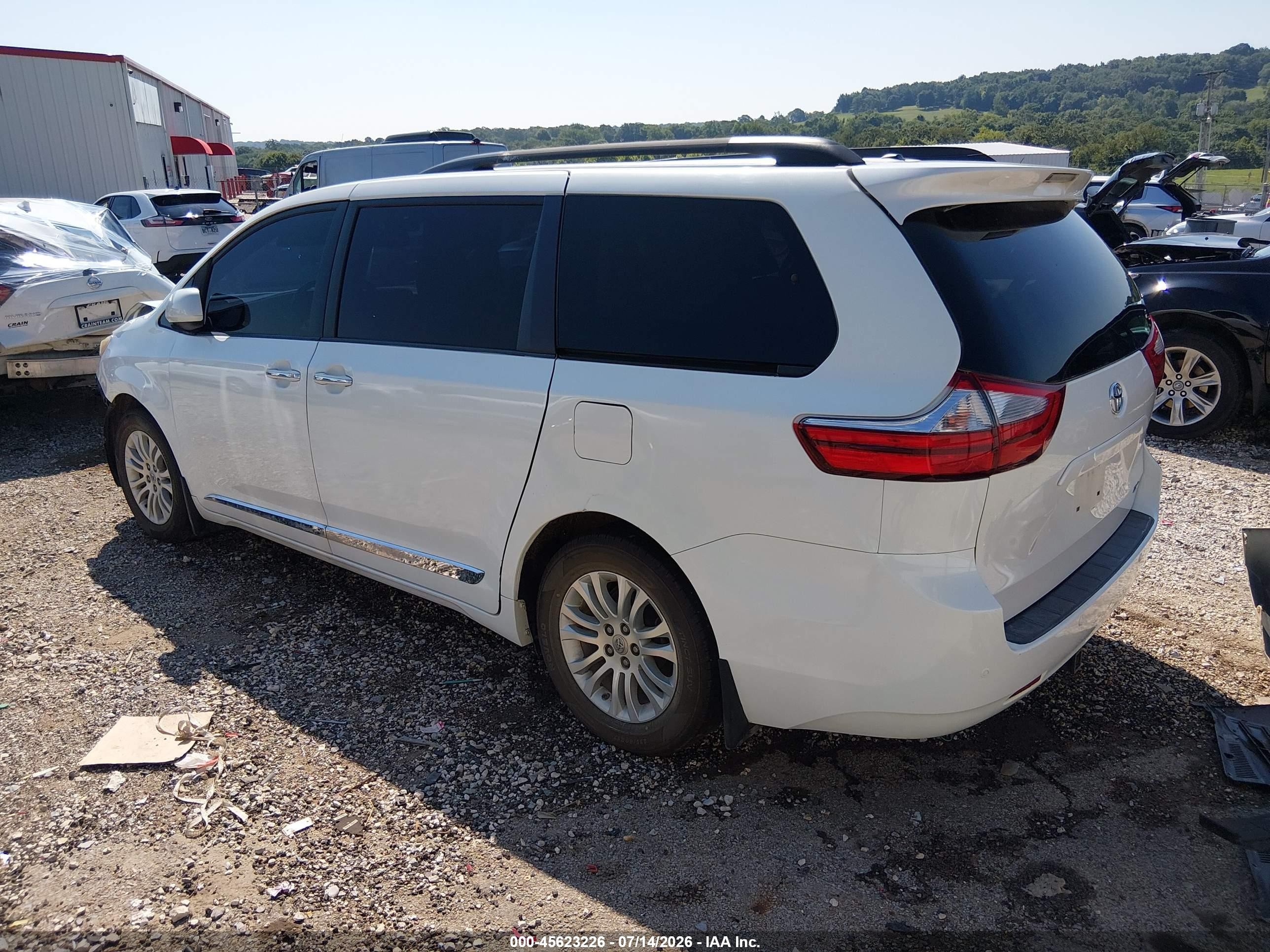 2015 Toyota Sienna Xle Premium 8 Passenger White vin: 5TDYK3DC1FS628156
