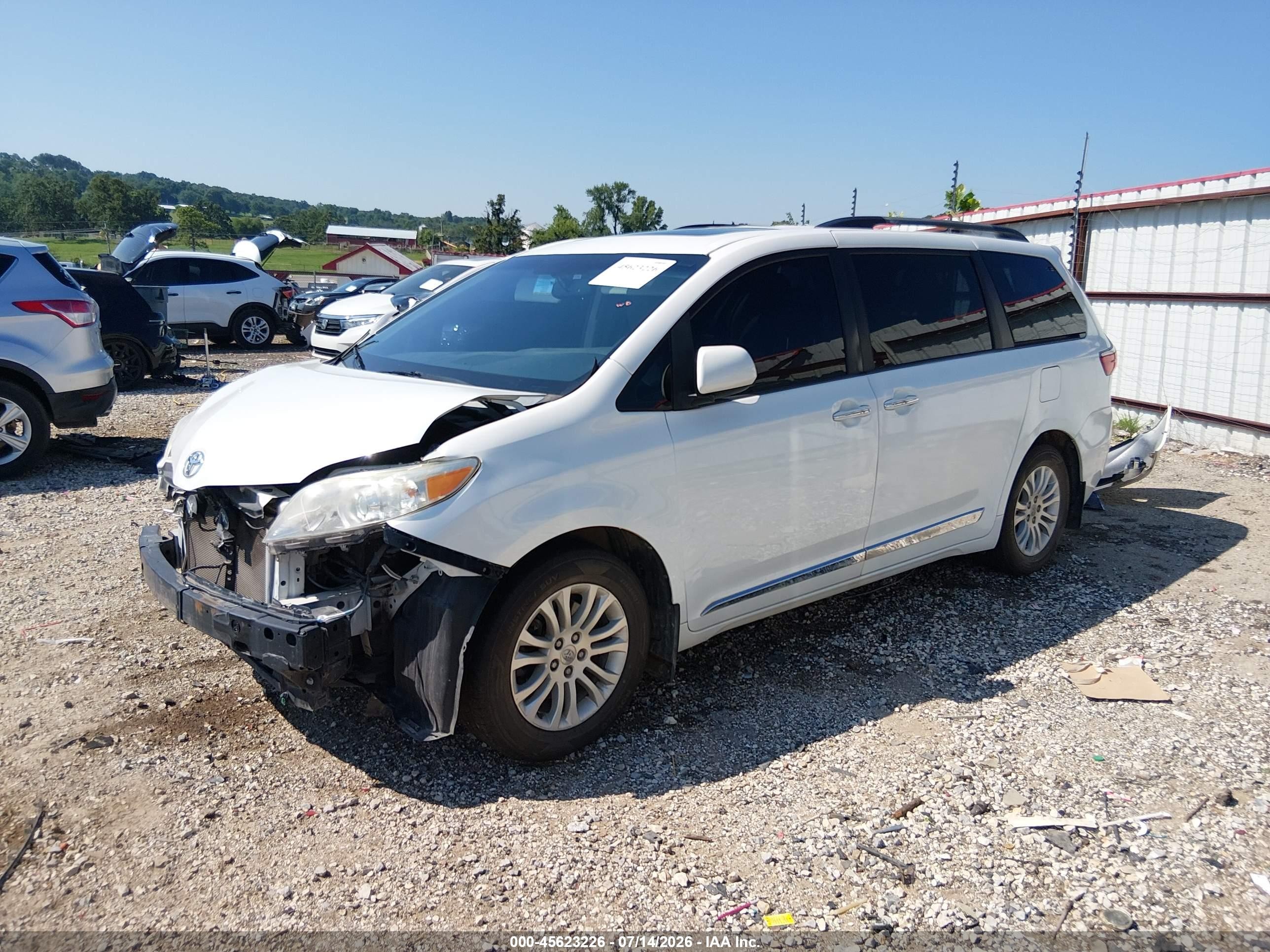 2015 Toyota Sienna Xle Premium 8 Passenger White vin: 5TDYK3DC1FS628156
