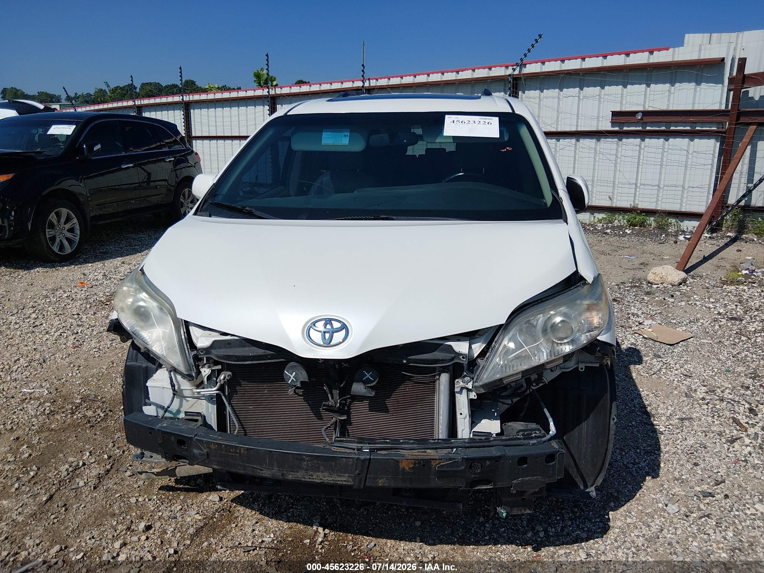 2015 Toyota Sienna Xle Premium 8 Passenger White vin: 5TDYK3DC1FS628156