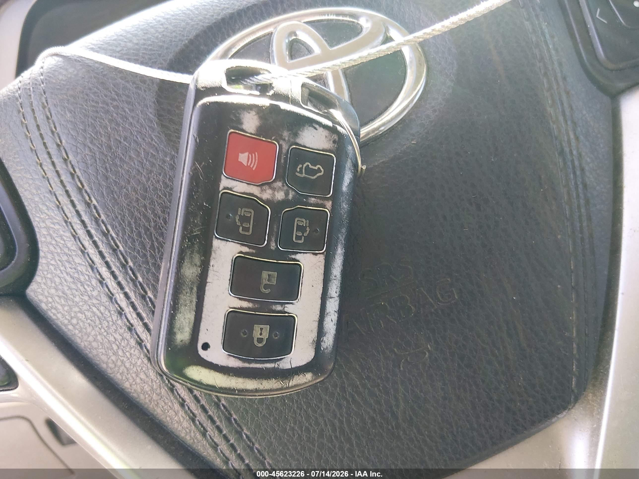 2015 Toyota Sienna Xle Premium 8 Passenger White vin: 5TDYK3DC1FS628156