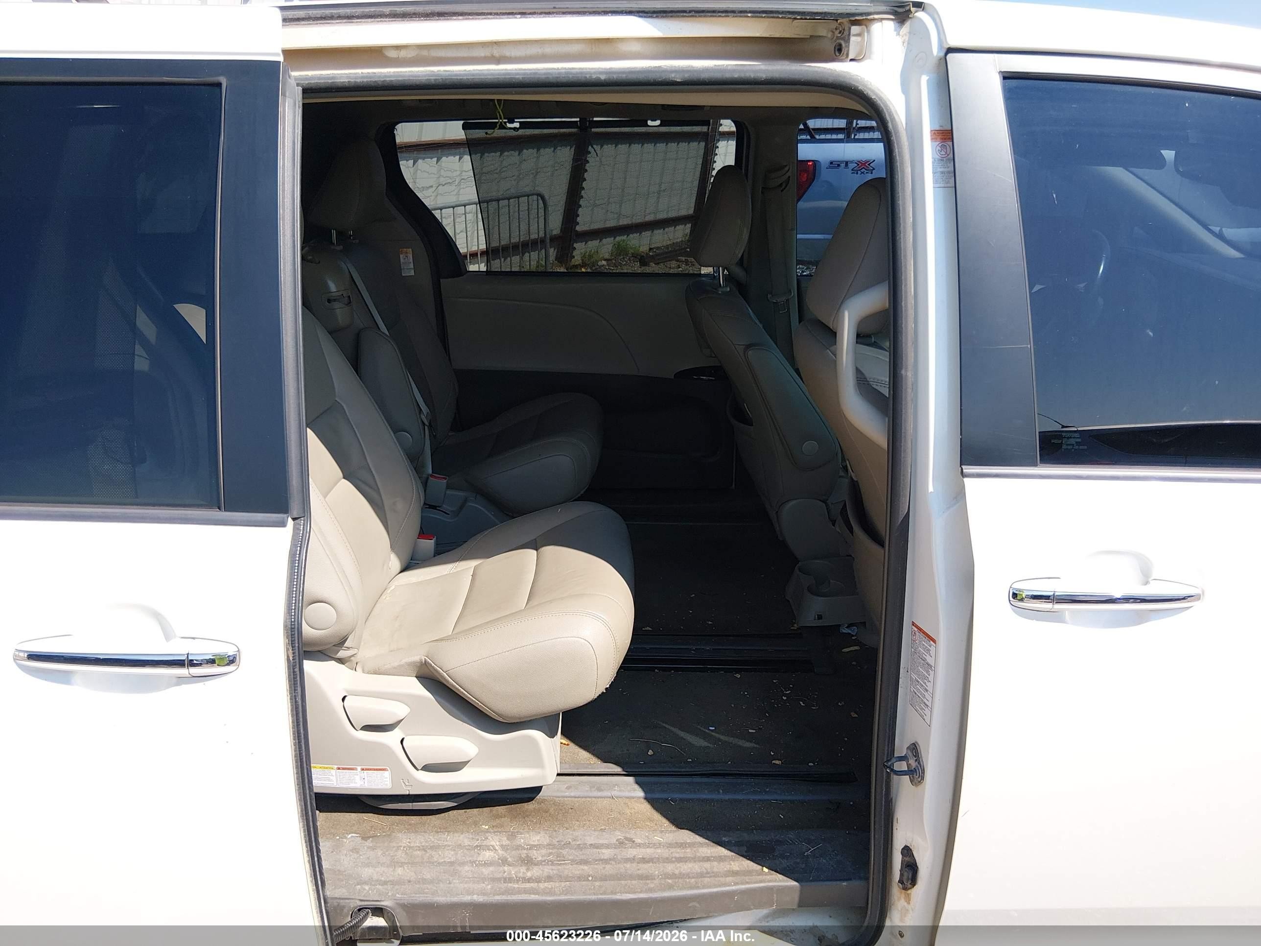2015 Toyota Sienna Xle Premium 8 Passenger White vin: 5TDYK3DC1FS628156