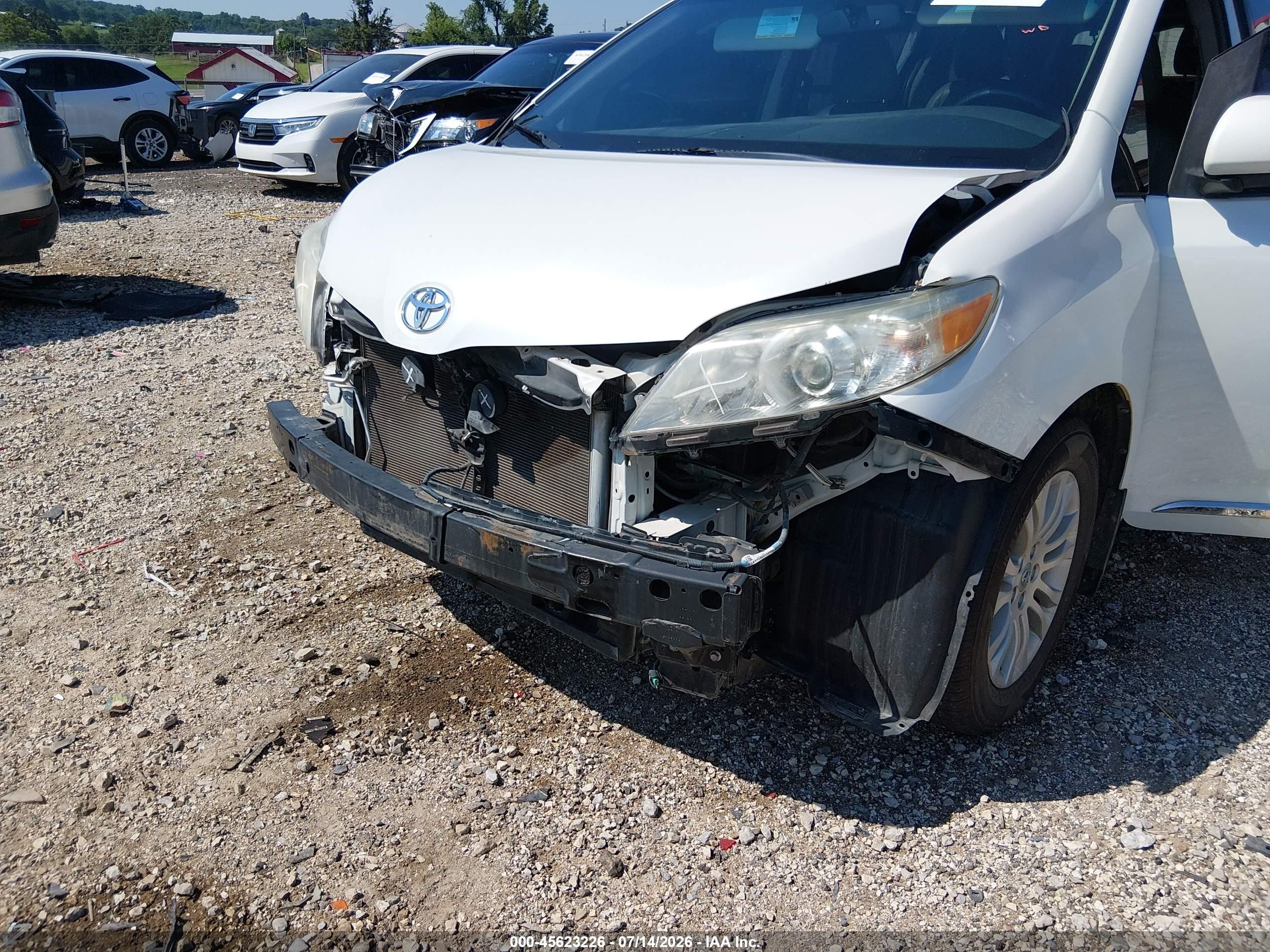 2015 Toyota Sienna Xle Premium 8 Passenger White vin: 5TDYK3DC1FS628156