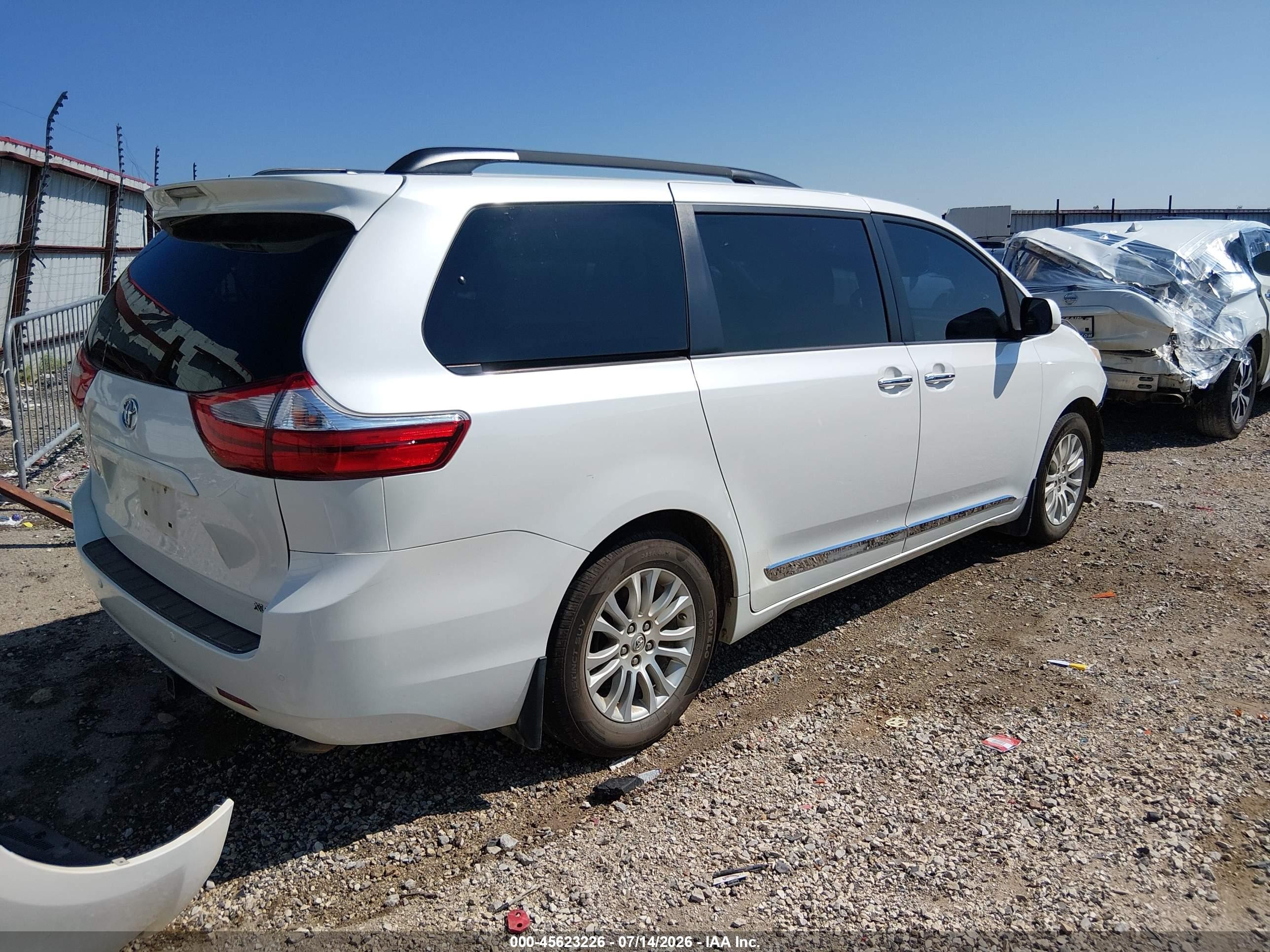 2015 Toyota Sienna Xle Premium 8 Passenger White vin: 5TDYK3DC1FS628156