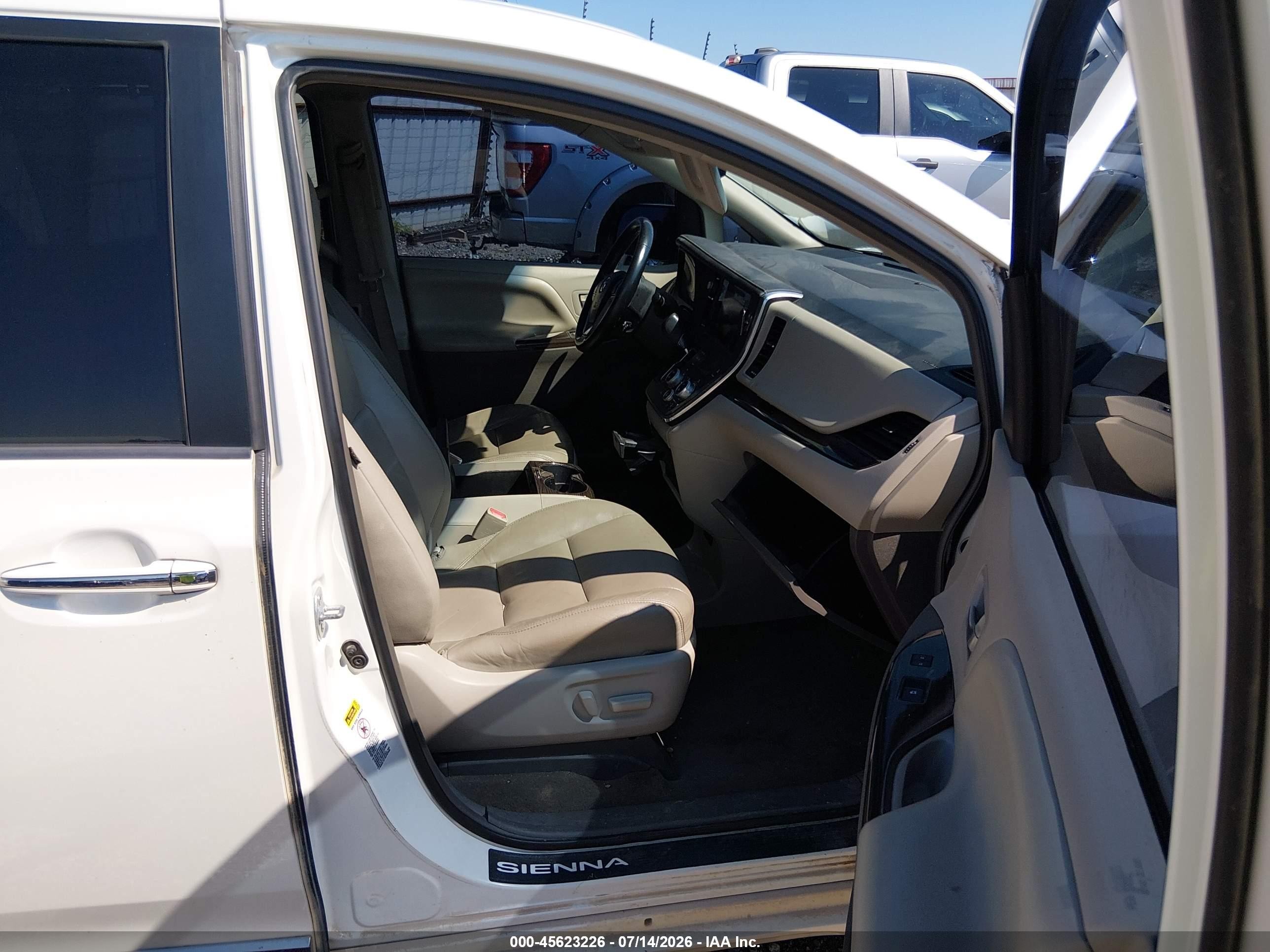 2015 Toyota Sienna Xle Premium 8 Passenger White vin: 5TDYK3DC1FS628156