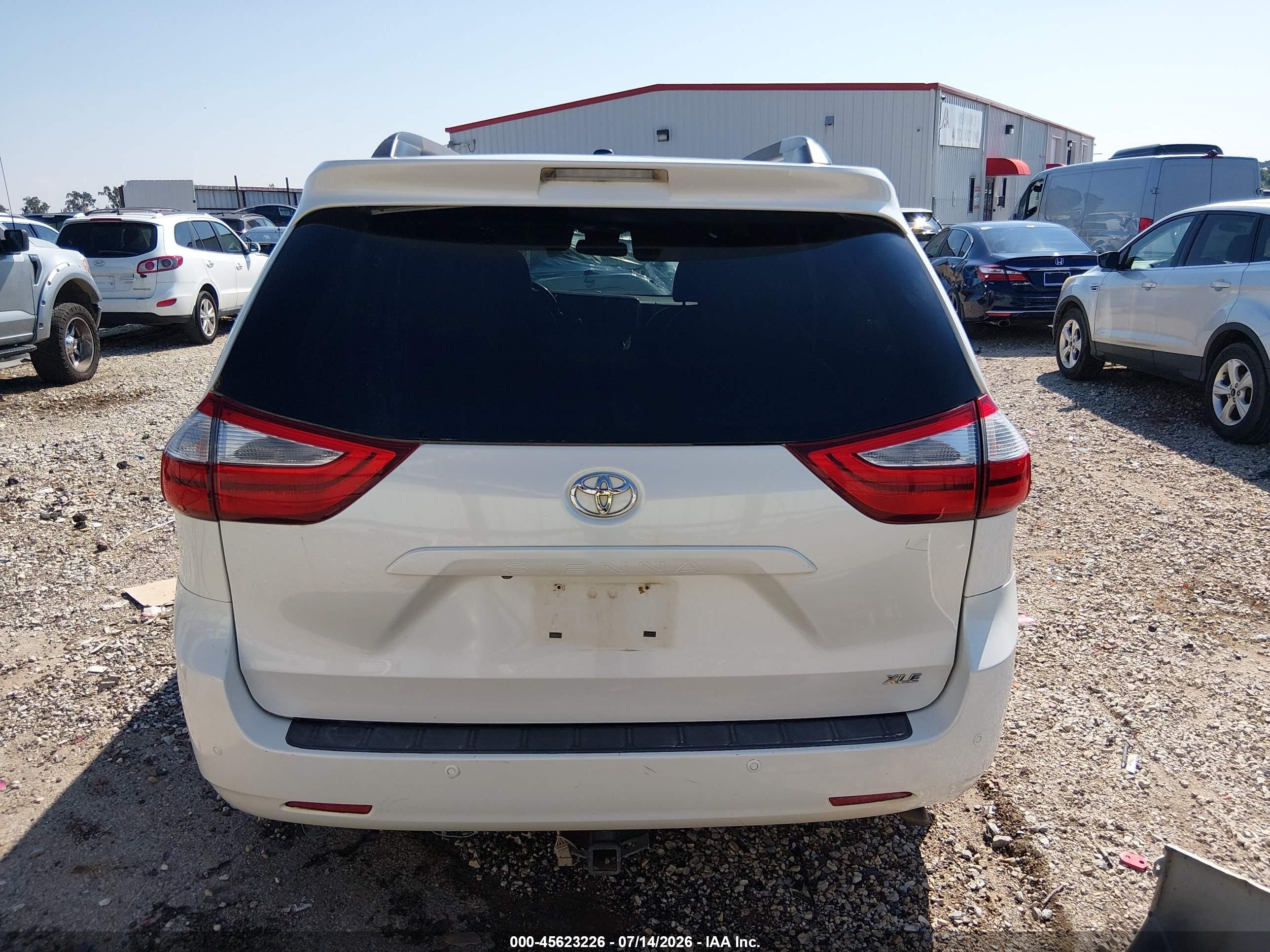 2015 Toyota Sienna Xle Premium 8 Passenger White vin: 5TDYK3DC1FS628156