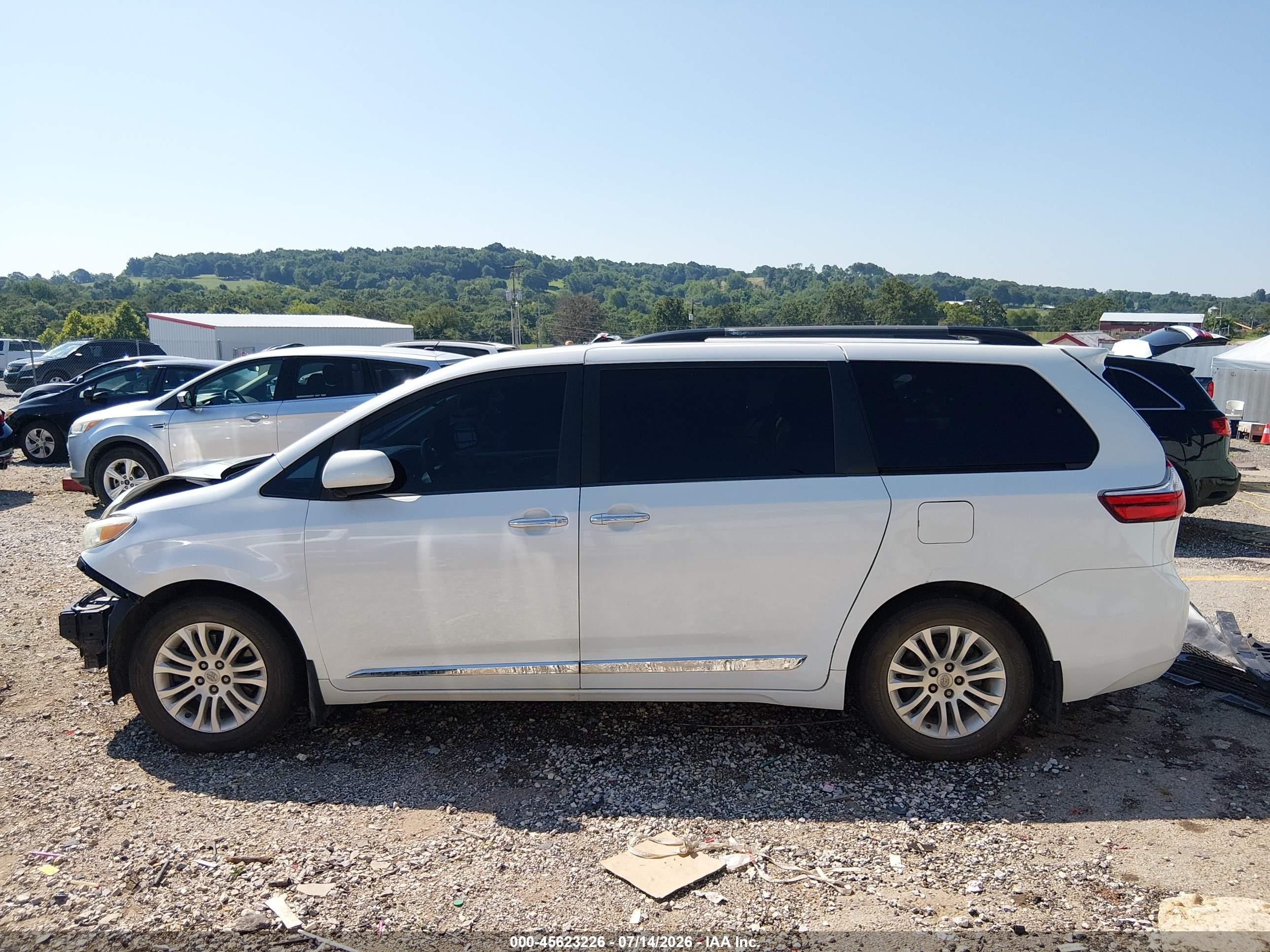 2015 Toyota Sienna Xle Premium 8 Passenger White vin: 5TDYK3DC1FS628156