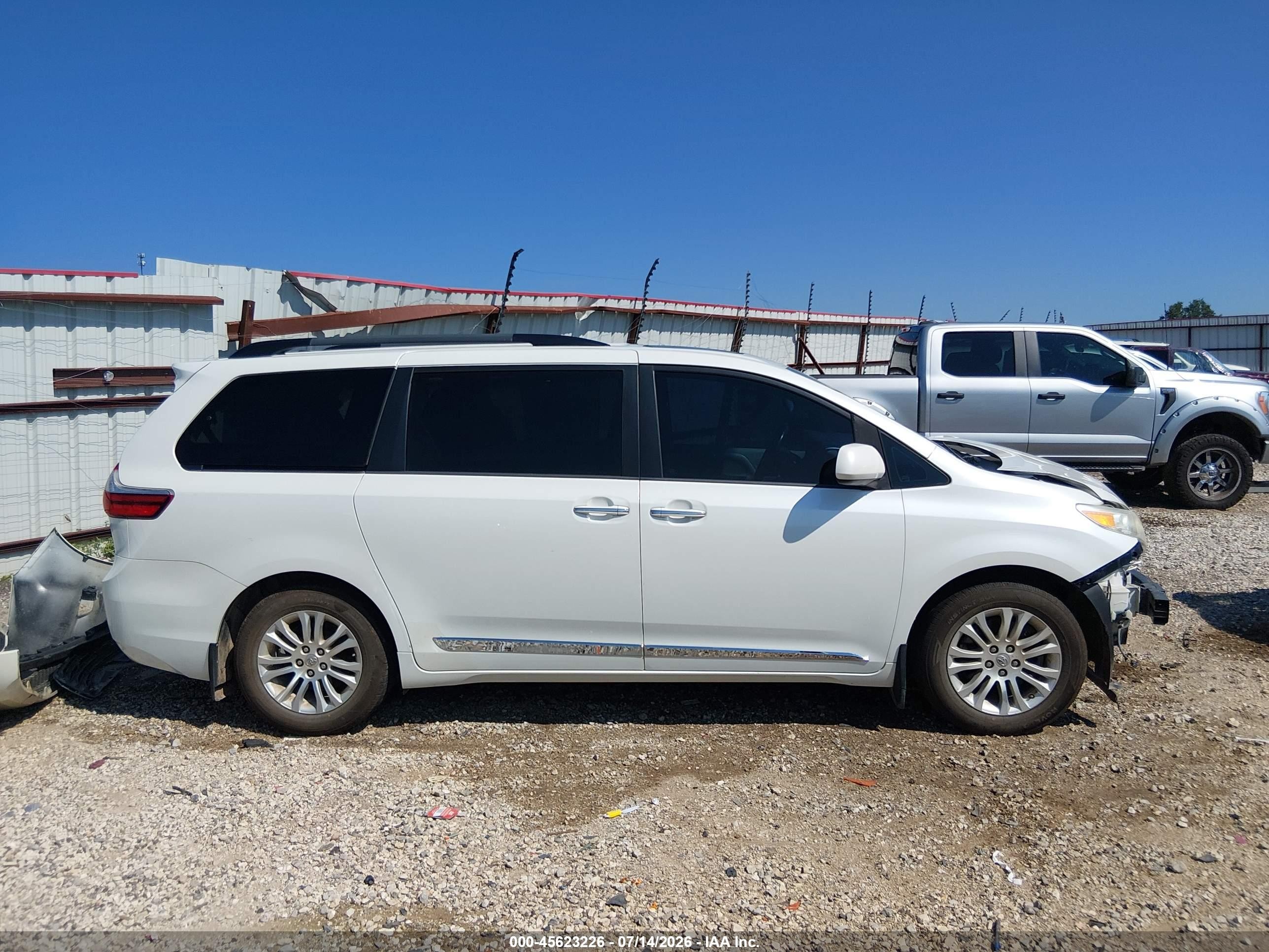 2015 Toyota Sienna Xle Premium 8 Passenger White vin: 5TDYK3DC1FS628156