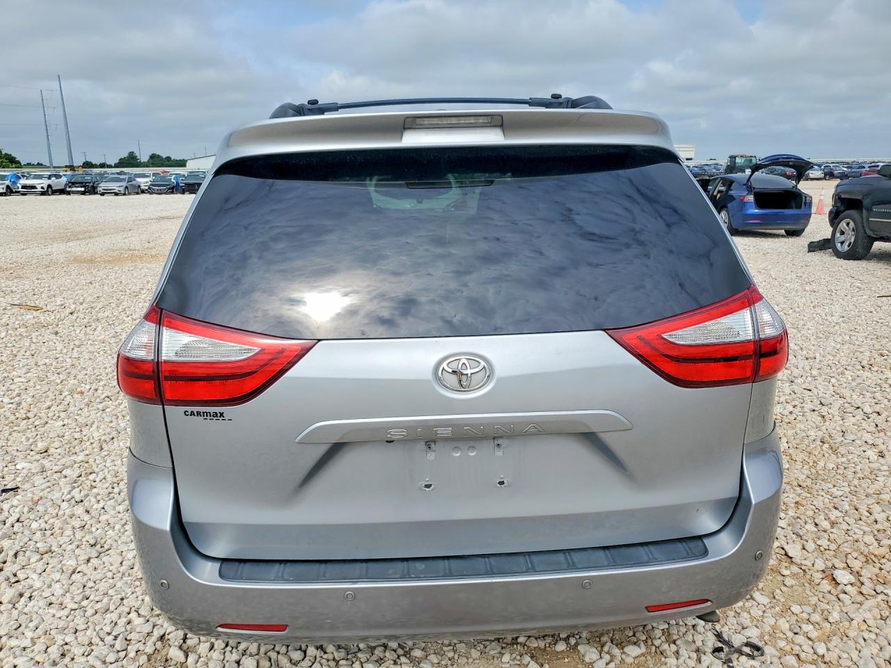 2015 Toyota Sienna Xle 8-passenger Silver vin: 5TDYK3DC1FS640307