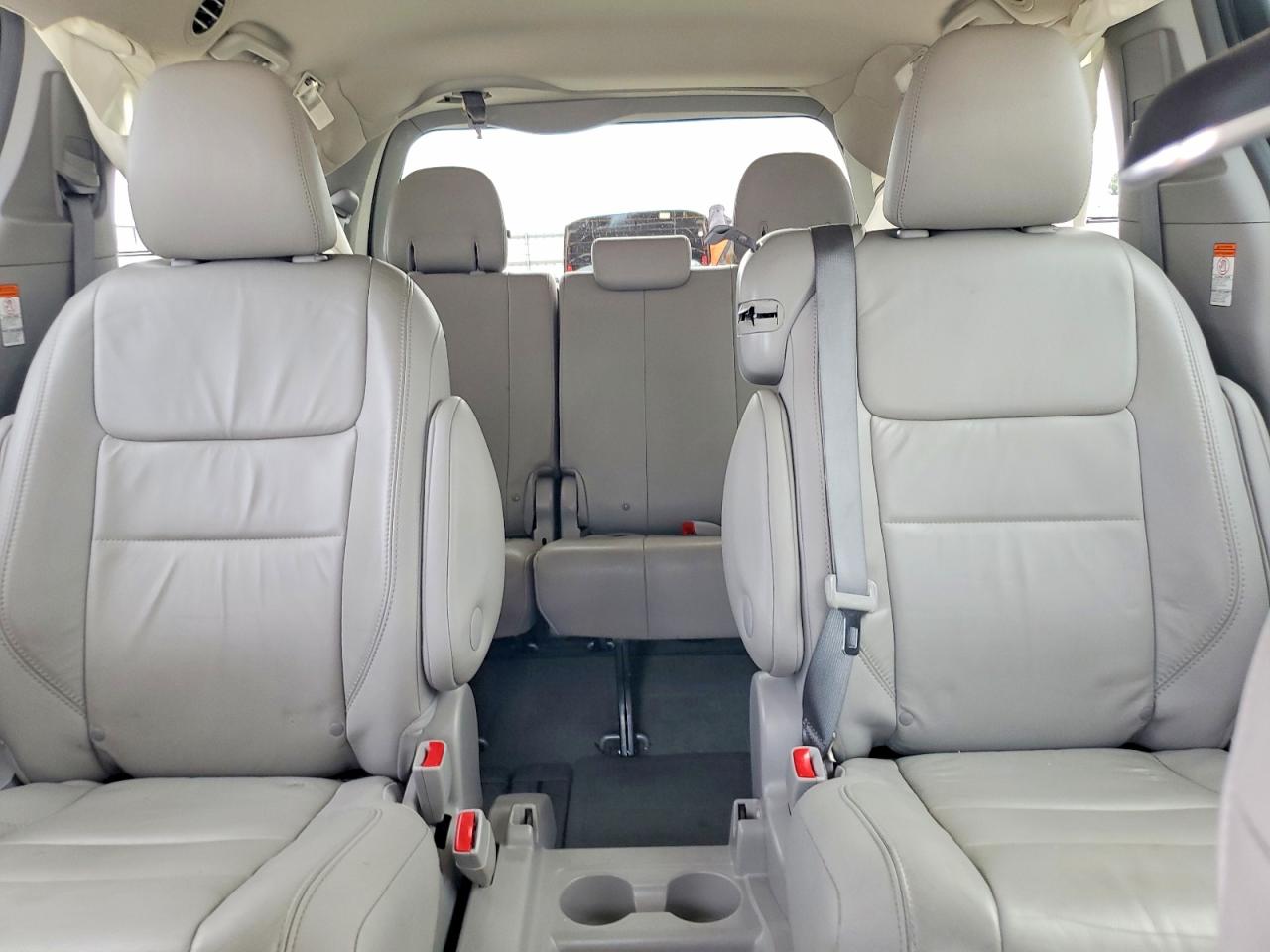 2015 Toyota Sienna Xle 8-passenger Silver vin: 5TDYK3DC1FS640307